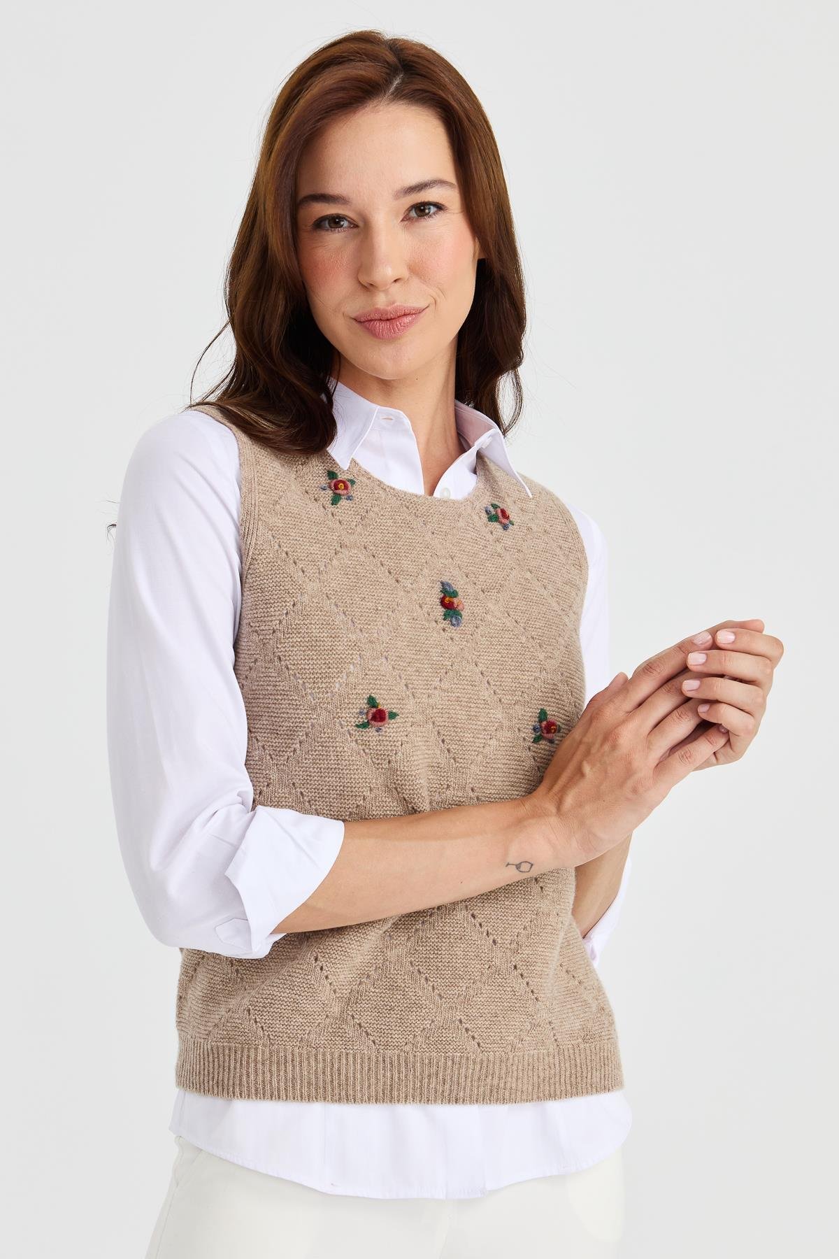 23160Kadın Sıfır Yaka Önü Baklava Linksli Yün Süveter K.Bej