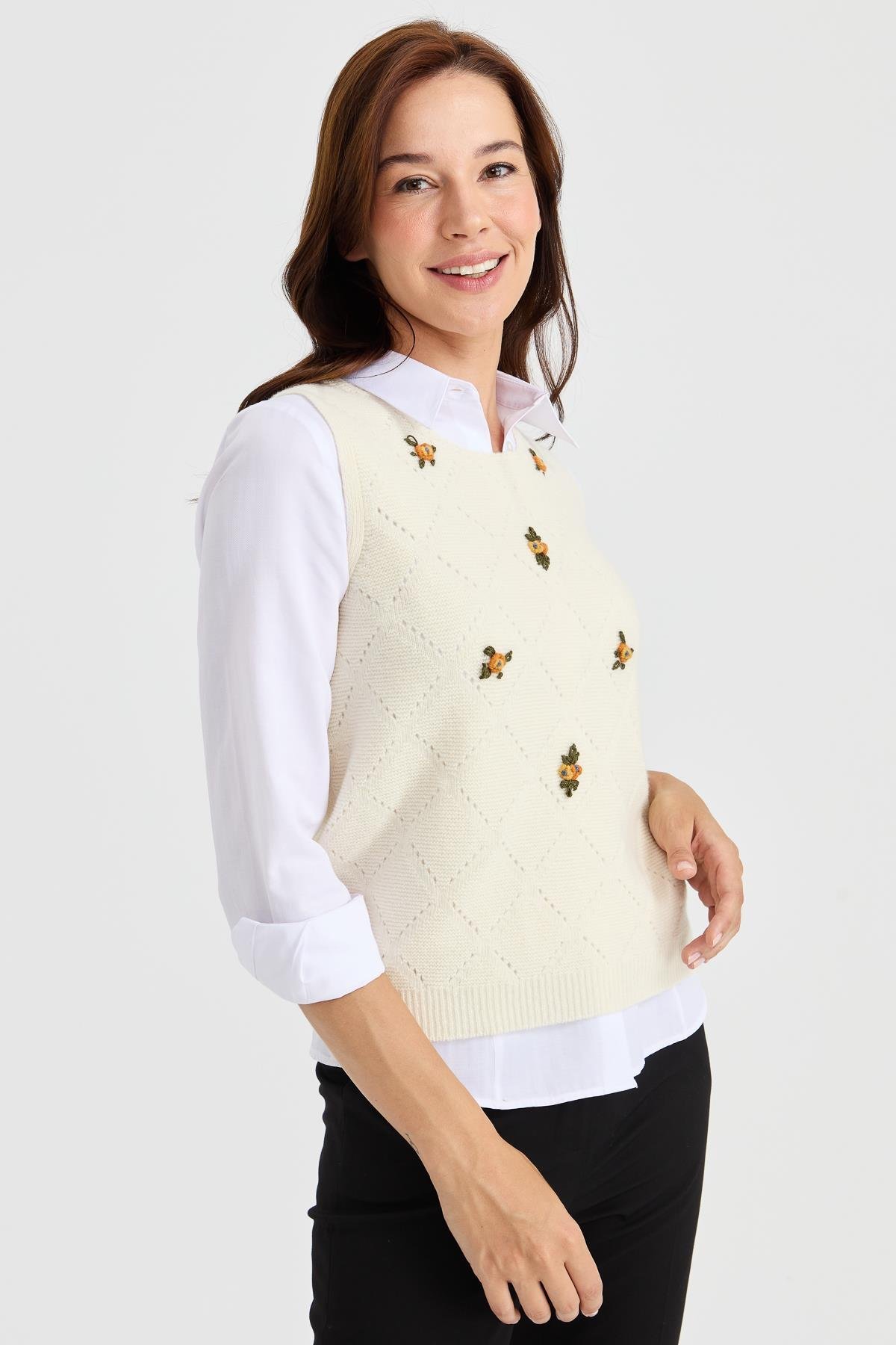 23160Kadın Sıfır Yaka Önü Baklava Linksli Yün Süveter Kemik