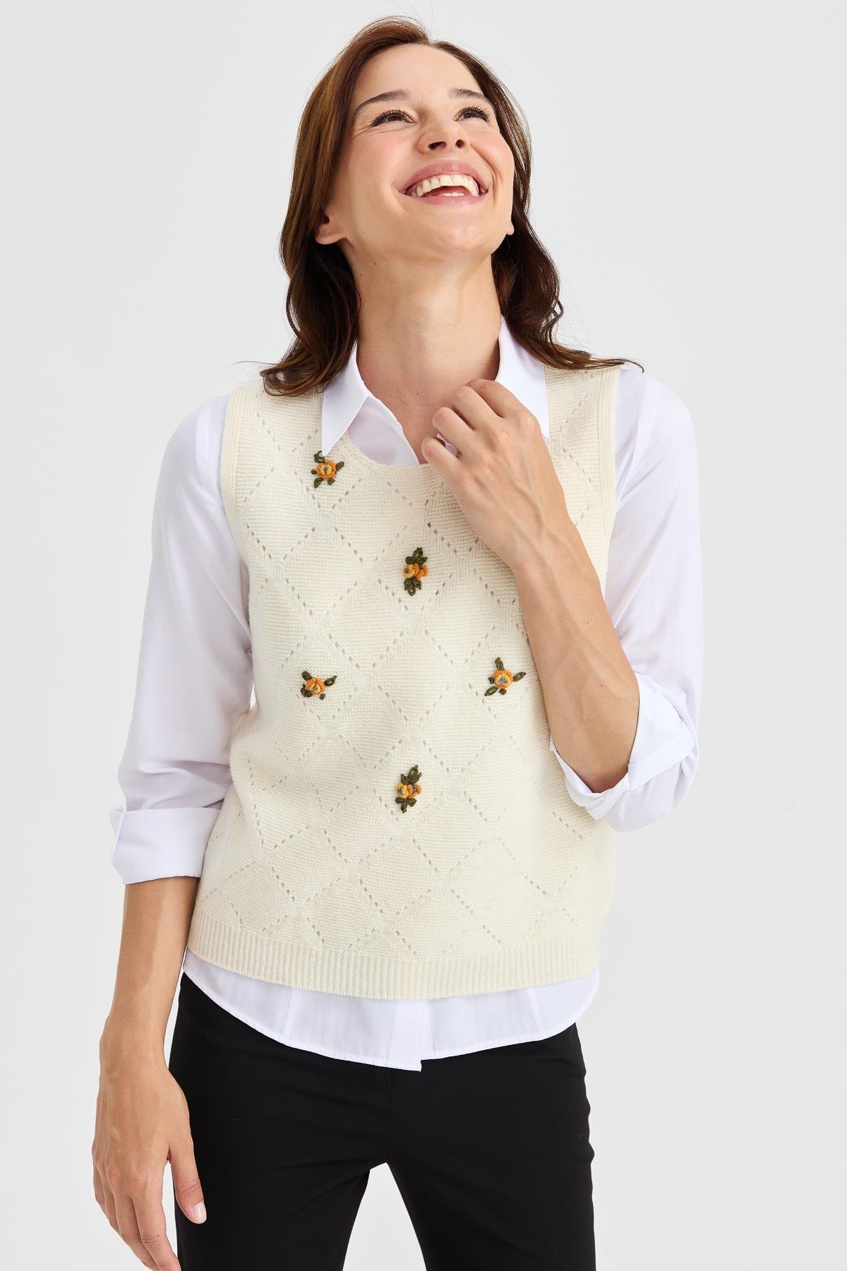 23160Kadın Sıfır Yaka Önü Baklava Linksli Yün Süveter Kemik