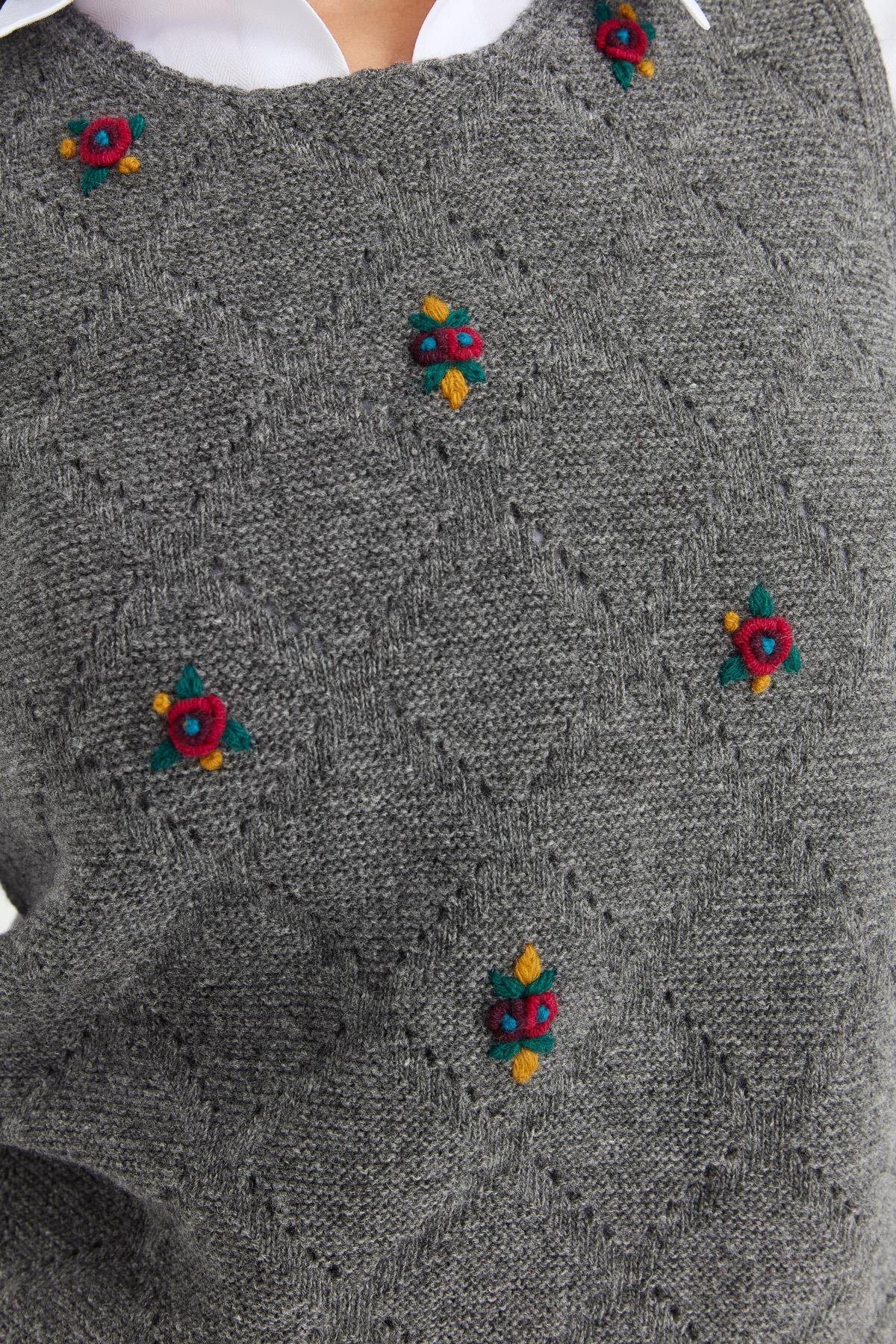 23160Kadın Sıfır Yaka Önü Baklava Linksli Yün Süveter Füme