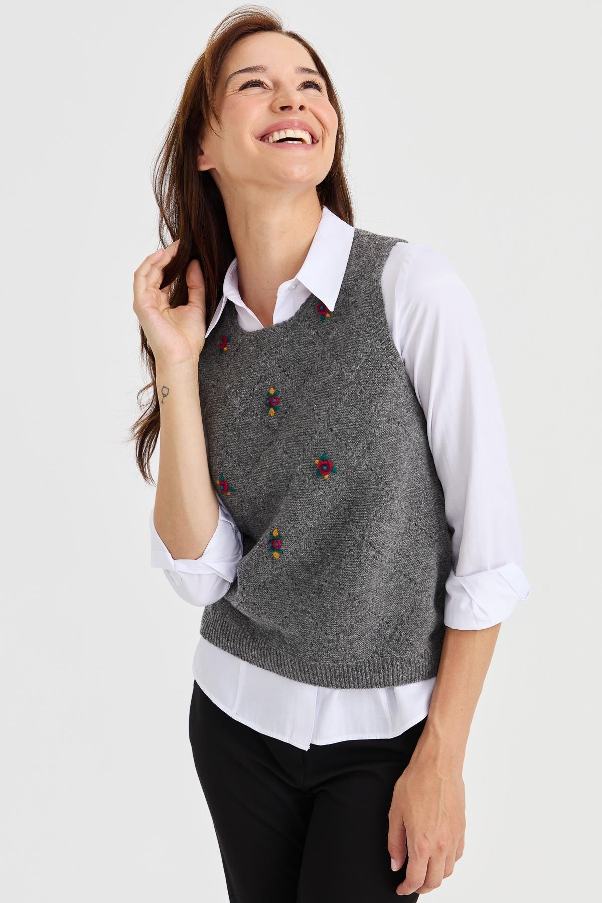 23160Kadın Sıfır Yaka Önü Baklava Linksli Yün Süveter Füme