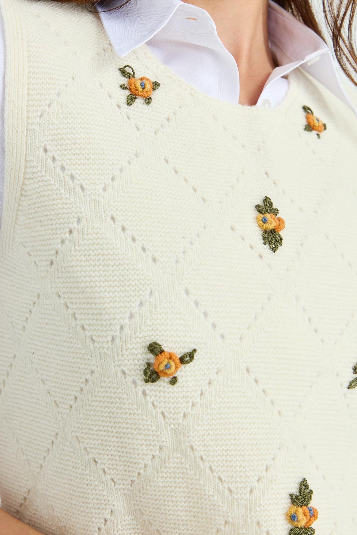 23160Kadın Sıfır Yaka Önü Baklava Linksli Yün Süveter Kemik