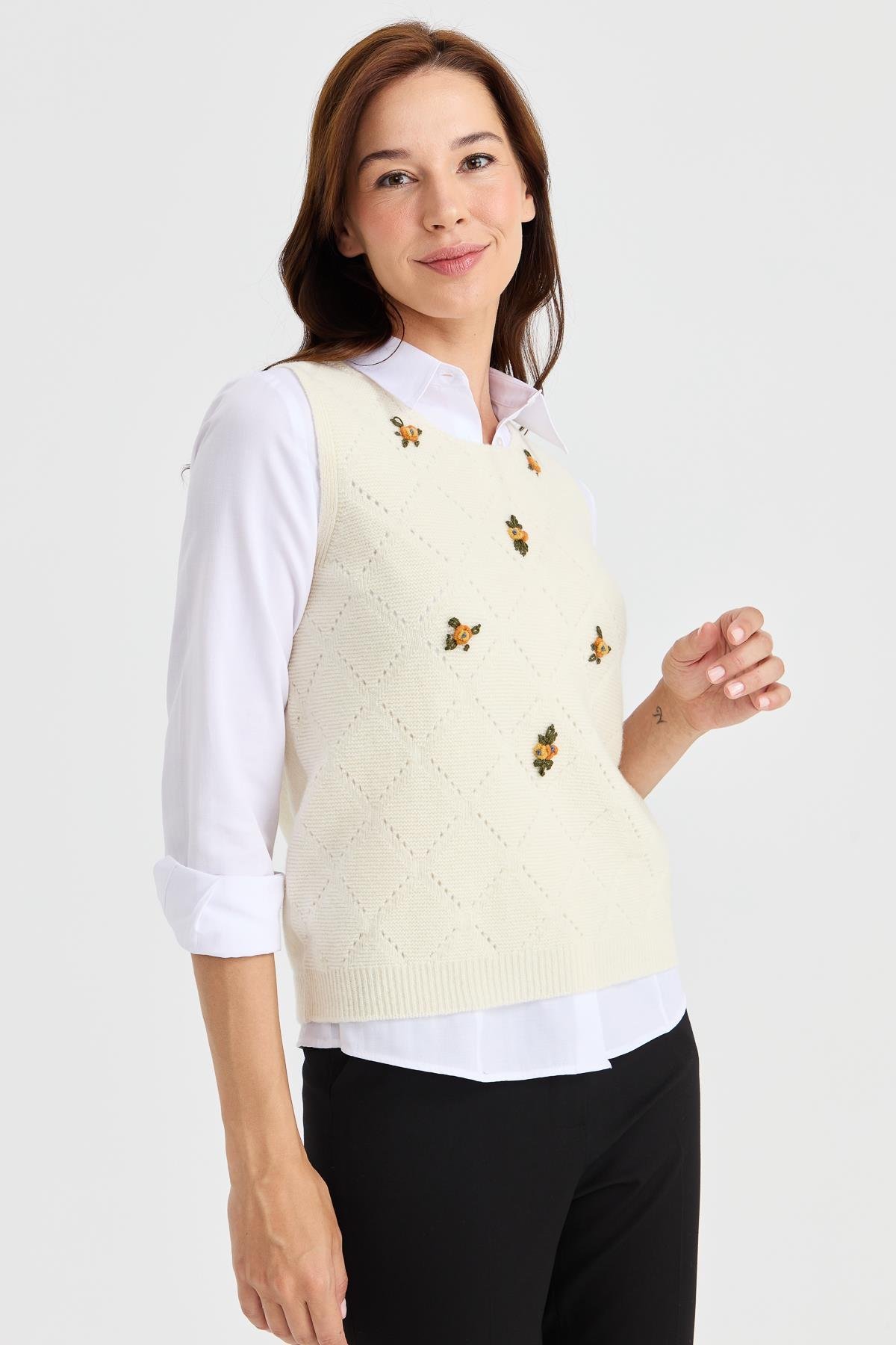 23160Kadın Sıfır Yaka Önü Baklava Linksli Yün Süveter Kemik