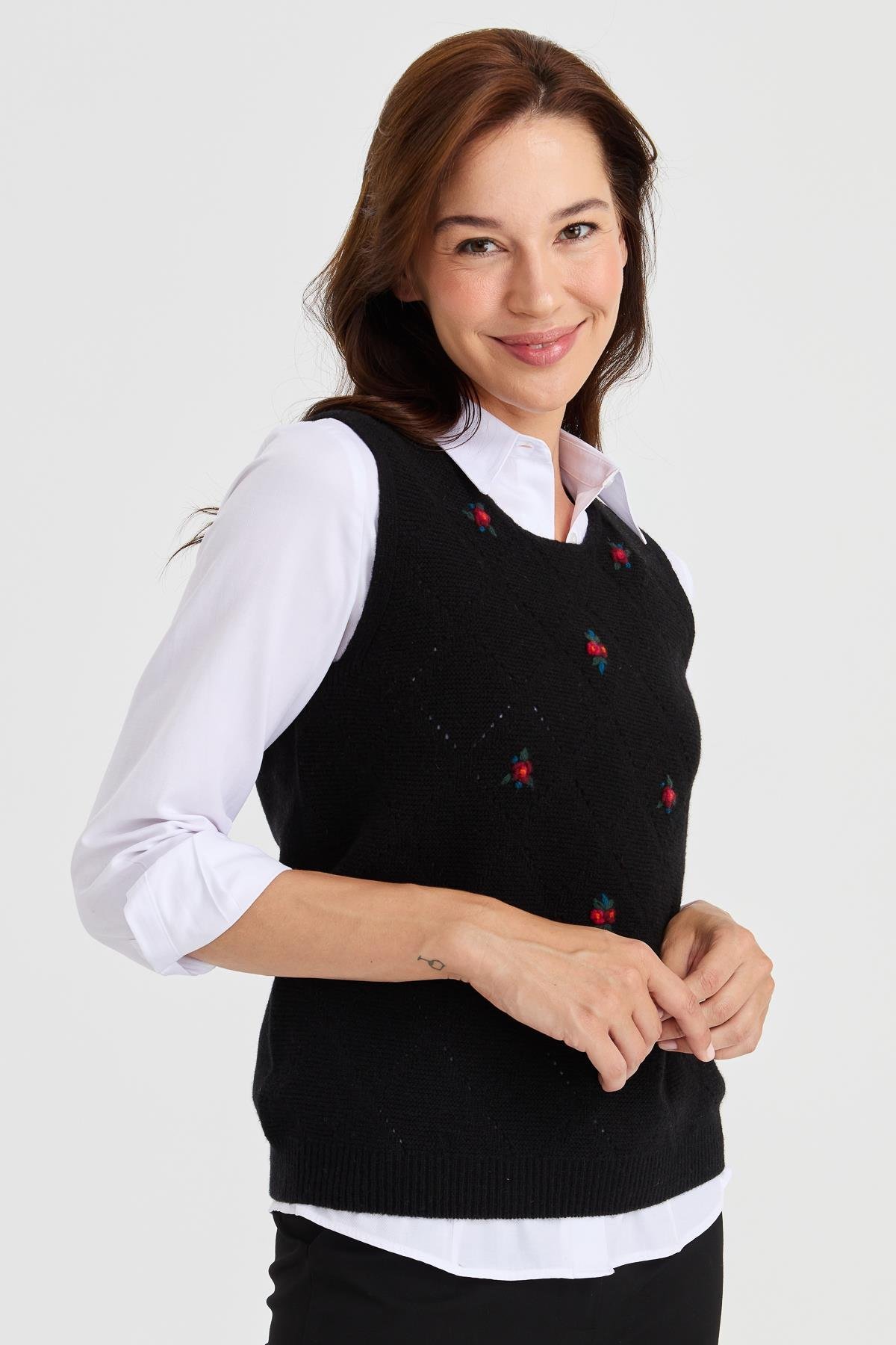 23160Kadın Sıfır Yaka Önü Baklava Linksli Yün Süveter Siyah