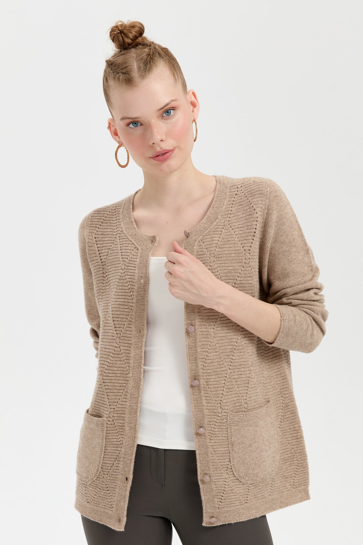 24202Kadın Sıfır Yaka Önü Baklava Örgü Dikişsiz Yün Hırka K.Bej