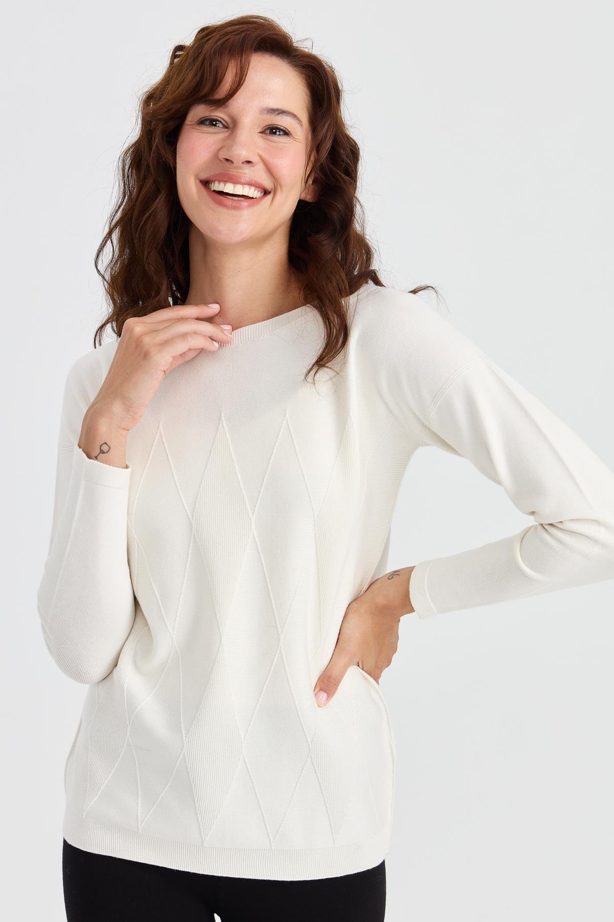 23155Kadın Sıfır Yaka Önü Baklava Örgü Kazak Kemik