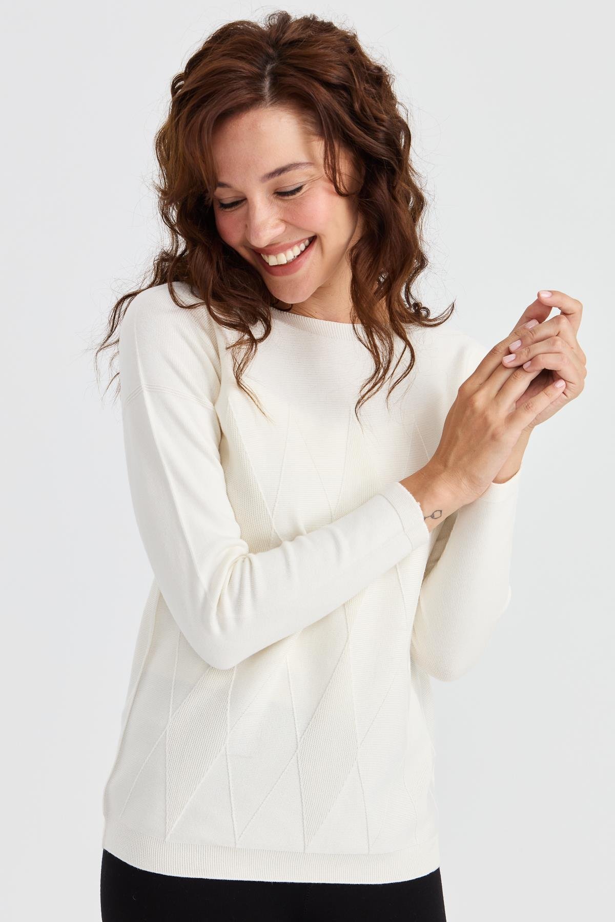 23155Kadın Sıfır Yaka Önü Baklava Örgü Kazak Kemik