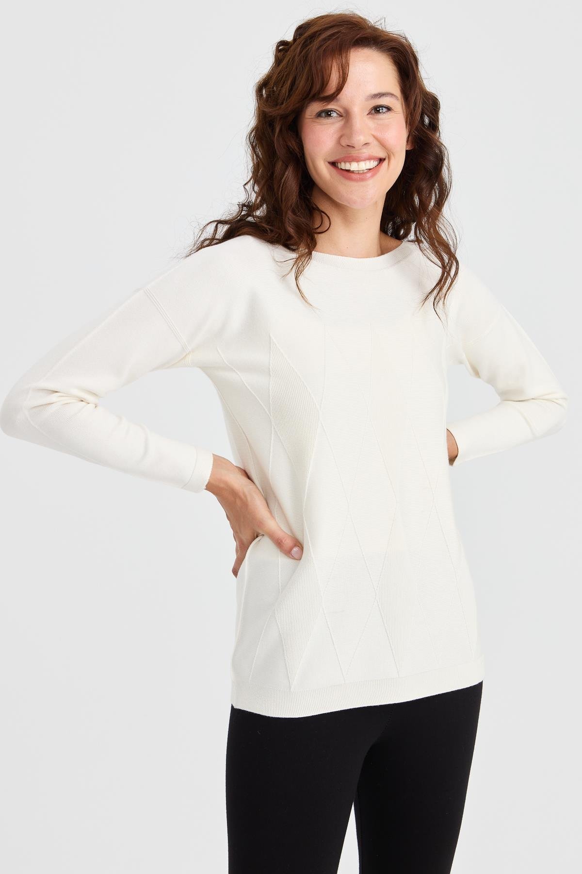 23155Kadın Sıfır Yaka Önü Baklava Örgü Kazak Kemik