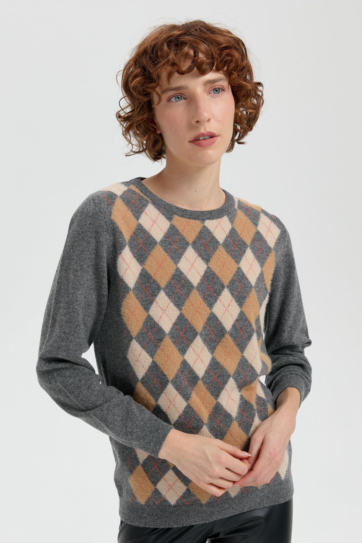 24035Kadın Sıfır Yaka Önü Baklavalı Yün Kazak Füme