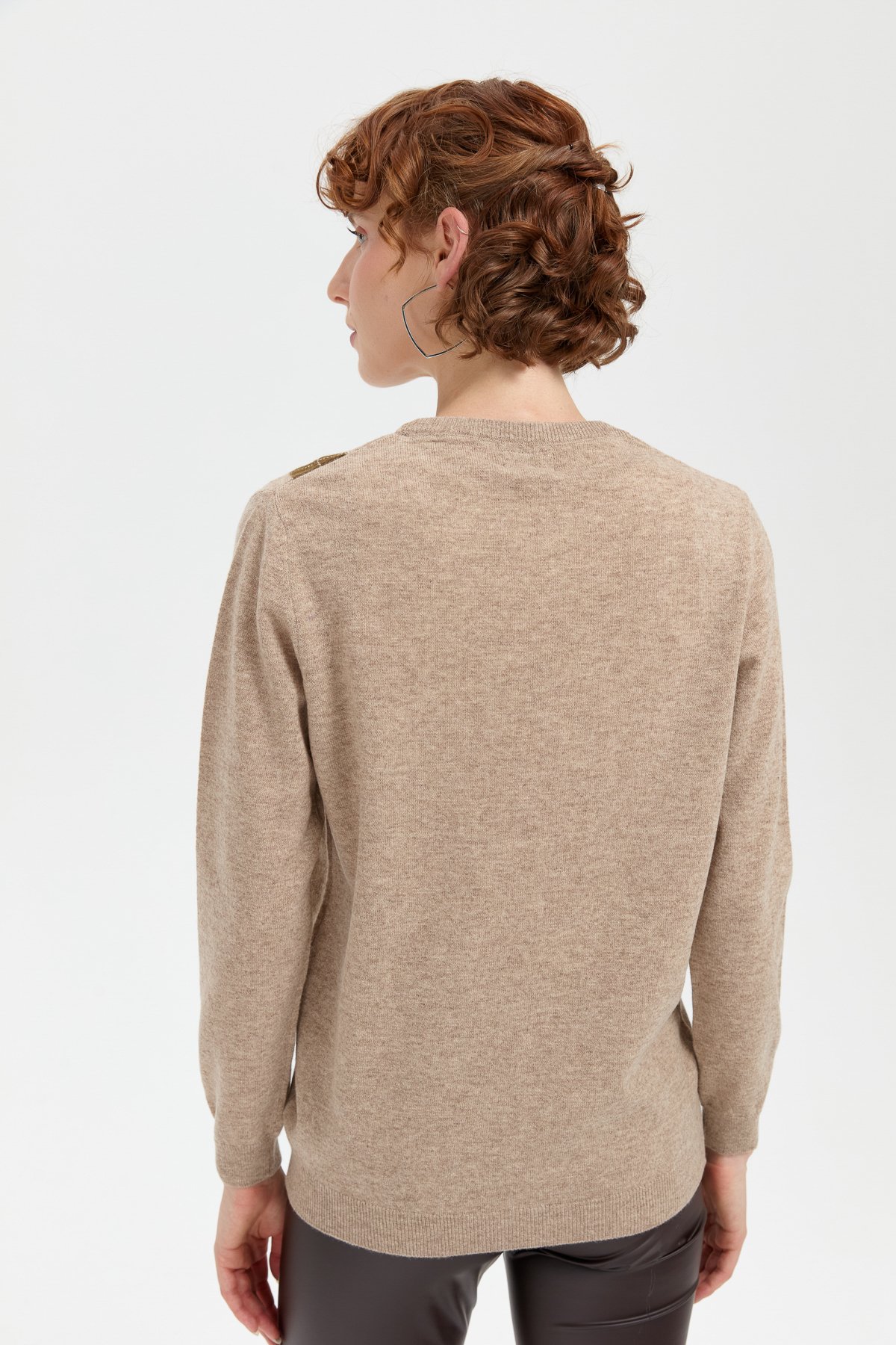 24035Kadın Sıfır Yaka Önü Baklavalı Yün Kazak K.Bej