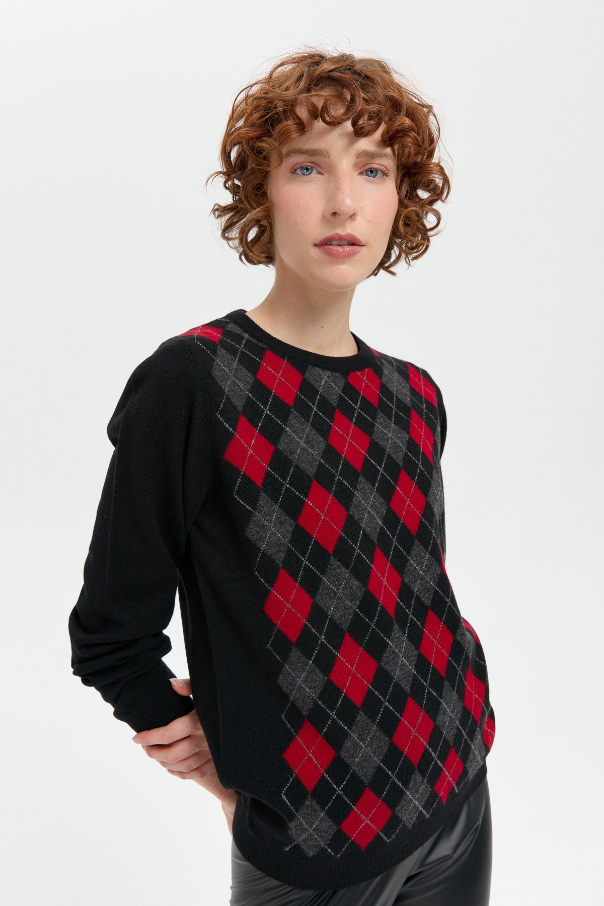 24035Kadın Sıfır Yaka Önü Baklavalı Yün Kazak Siyah