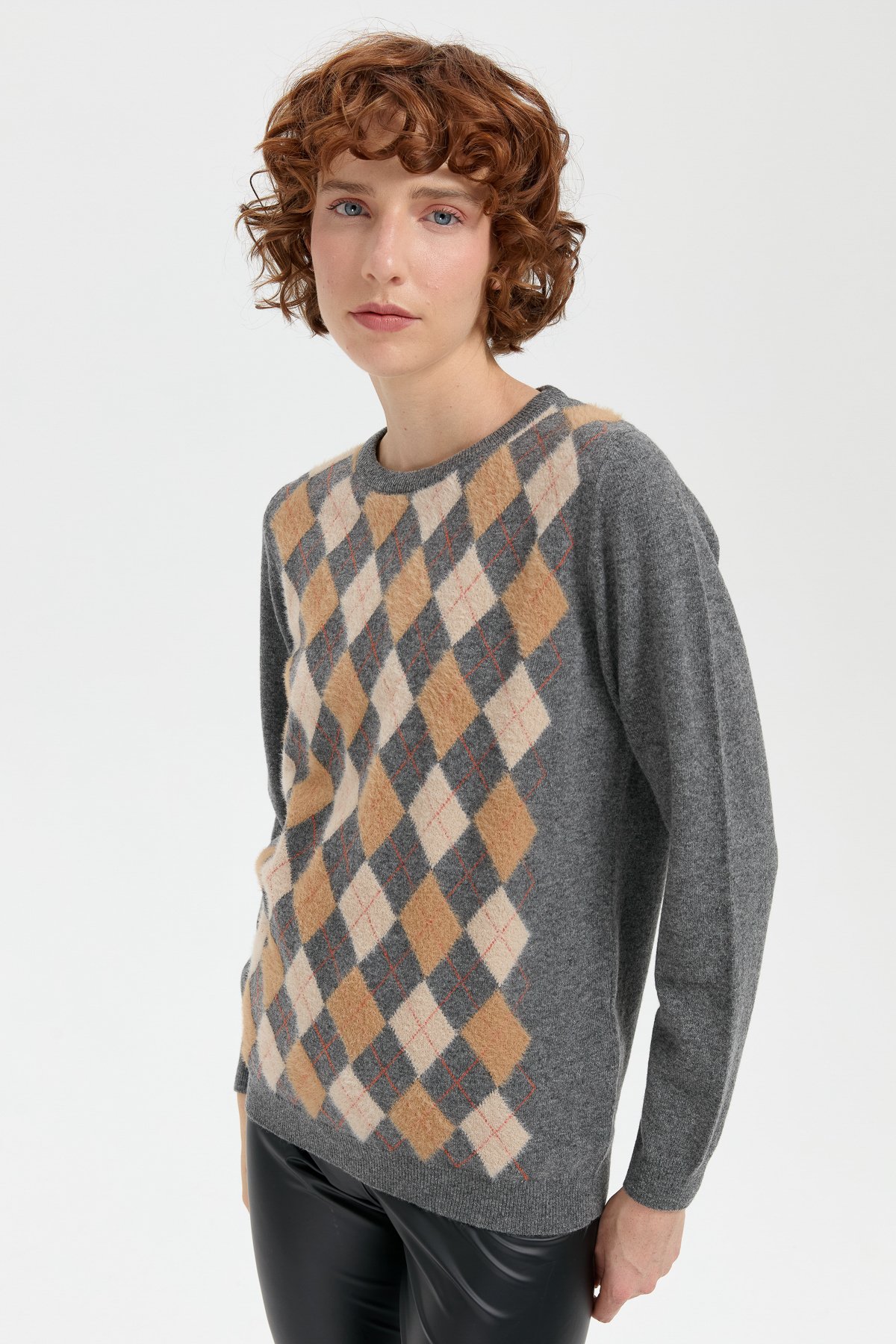 24035Kadın Sıfır Yaka Önü Baklavalı Yün Kazak Füme