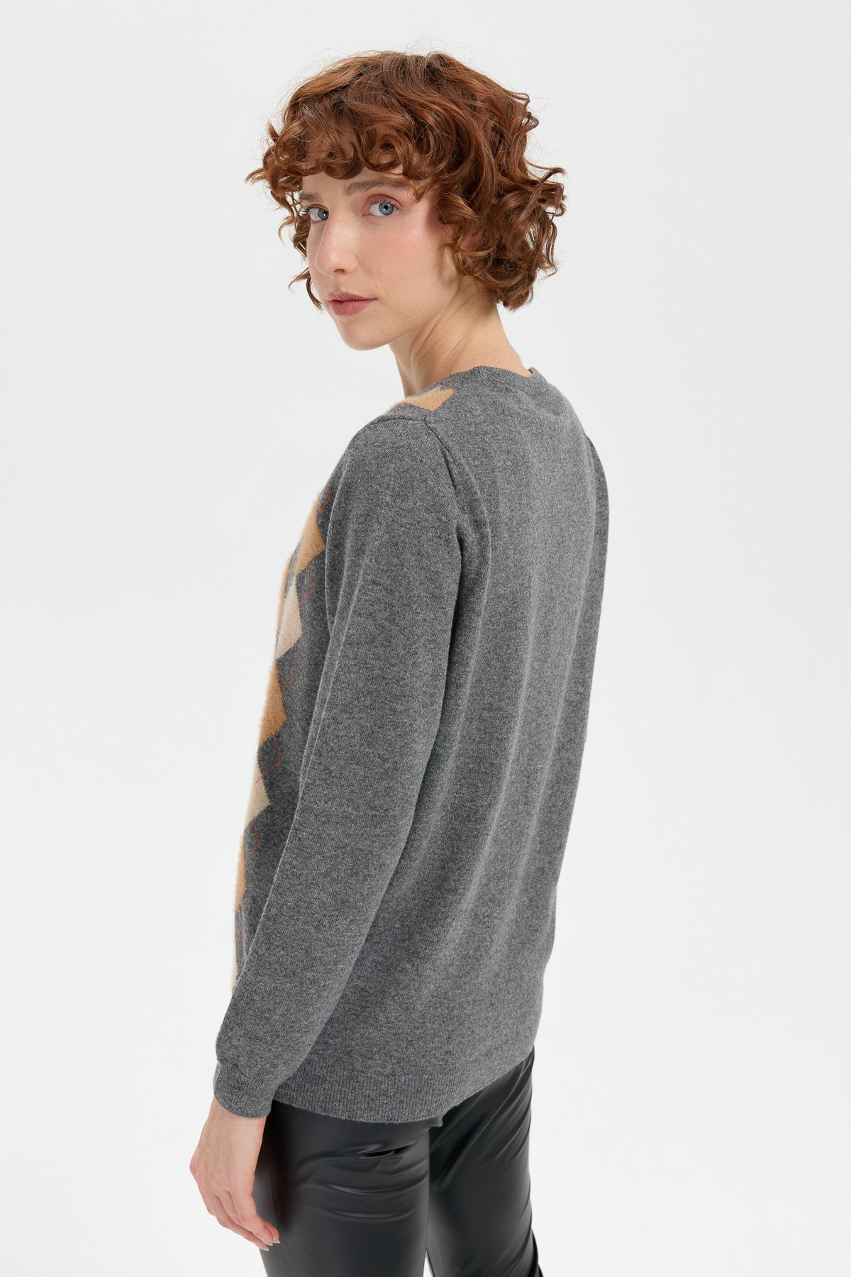 24035Kadın Sıfır Yaka Önü Baklavalı Yün Kazak Füme