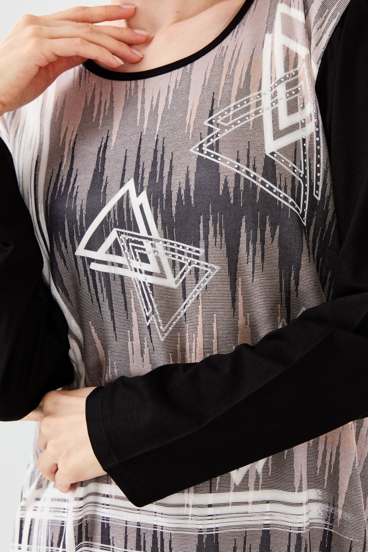 23763Kadın Sıfır Yaka Önü Baskılı Taşlı Penye Bluz Siyah