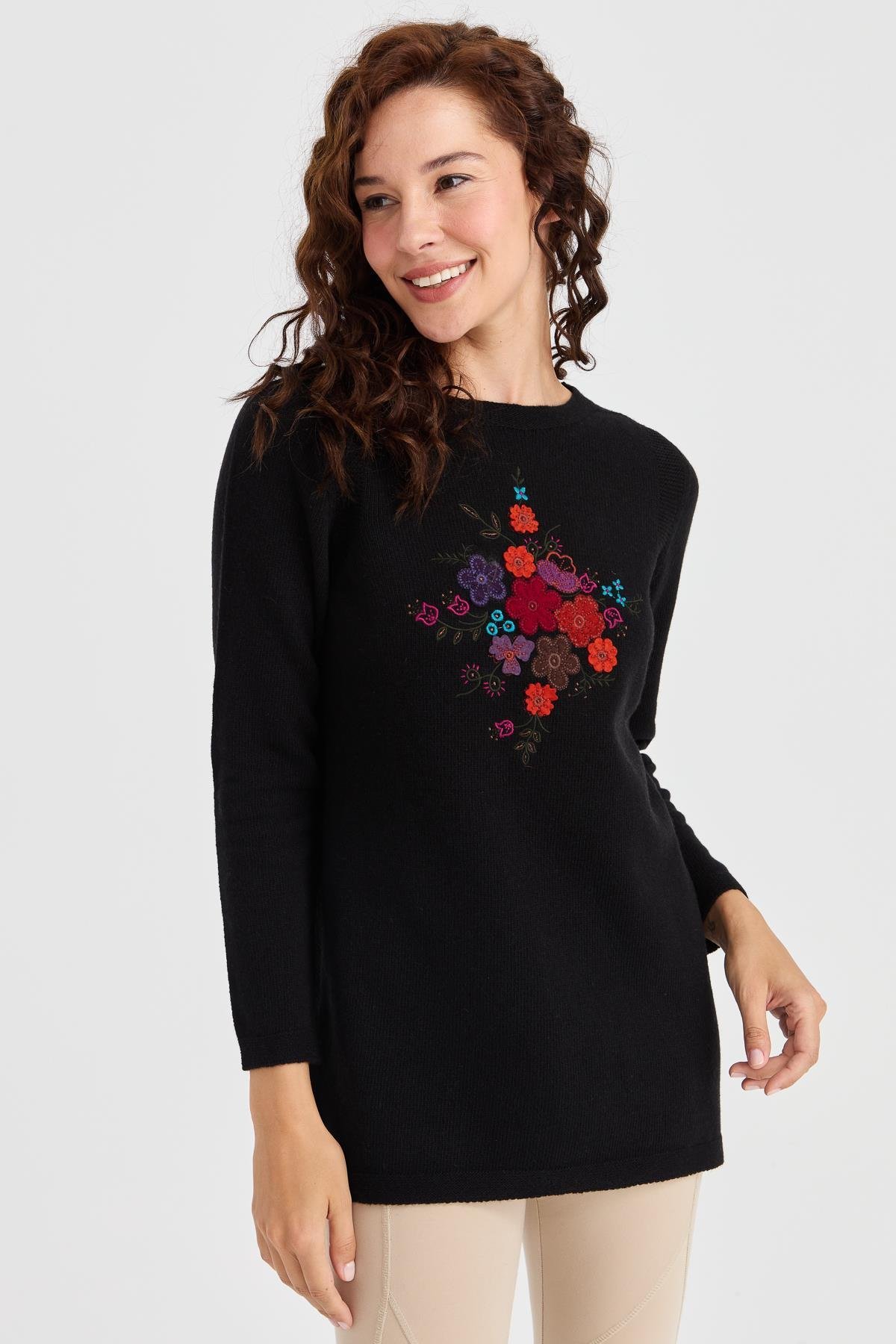 23156Kadın Sıfır Yaka Önü İşlemeli Uzun Yün Kazak Siyah