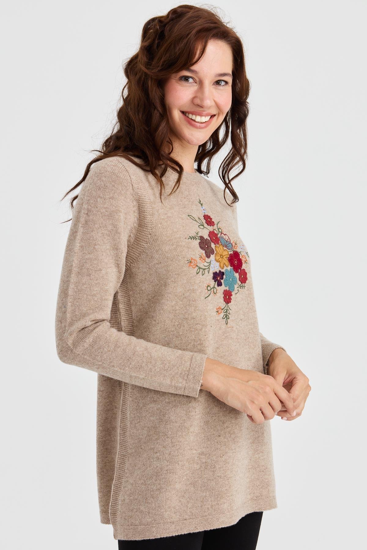 23156Kadın Sıfır Yaka Önü İşlemeli Uzun Yün Kazak K.Bej