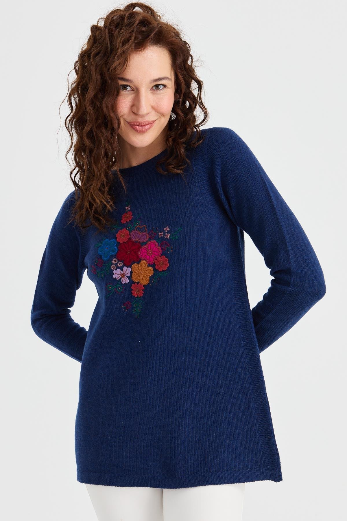 23156Kadın Sıfır Yaka Önü İşlemeli Uzun Yün Kazak İndigo