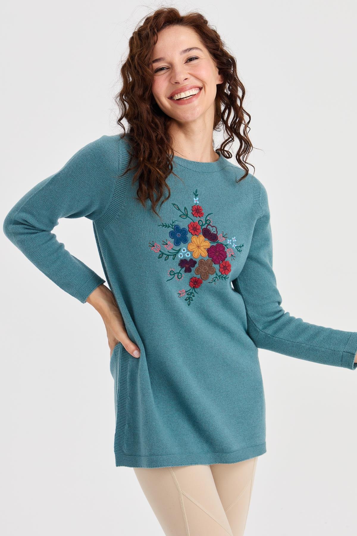 23156Kadın Sıfır Yaka Önü İşlemeli Uzun Yün Kazak M.Yeşili