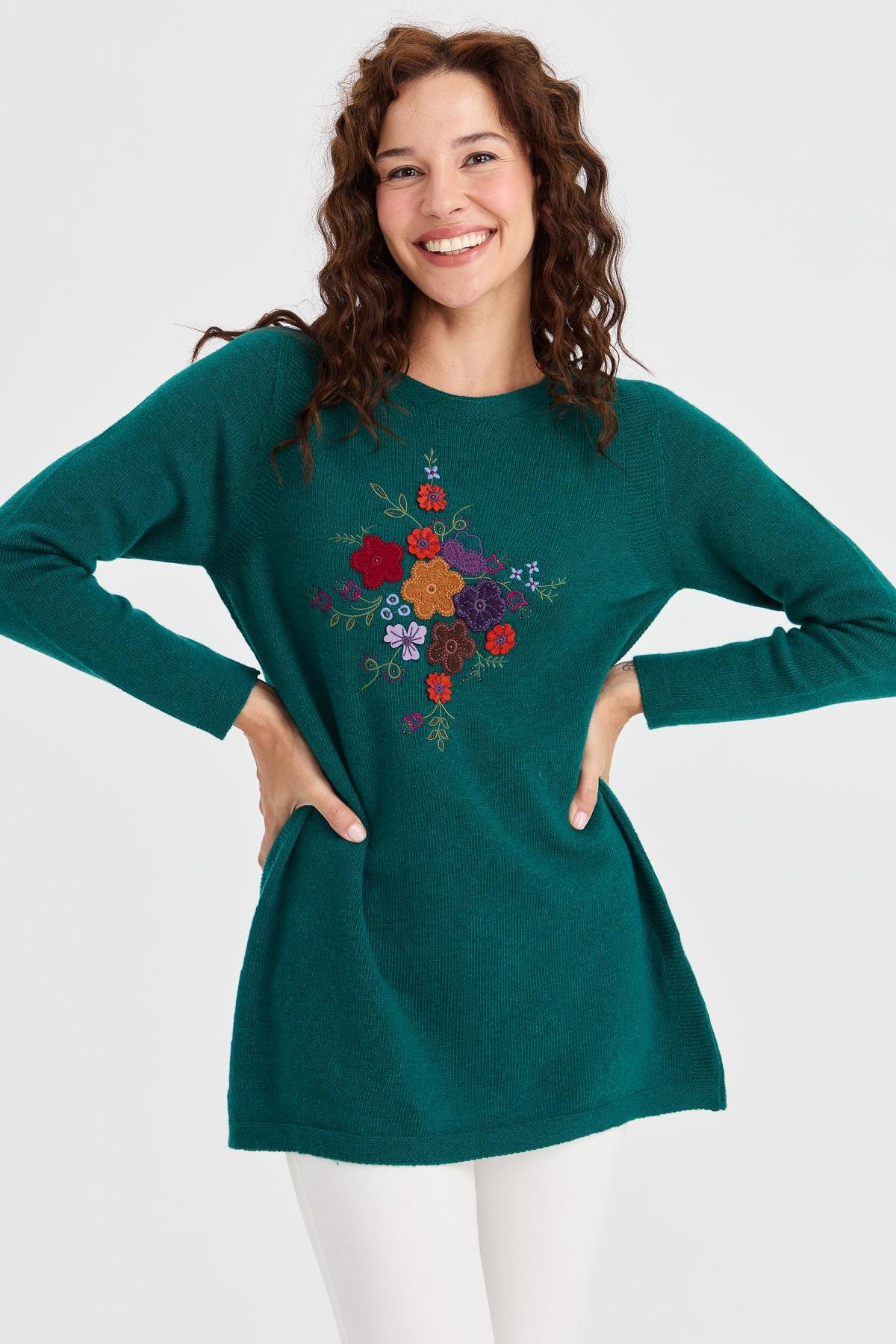 23156Kadın Sıfır Yaka Önü İşlemeli Uzun Yün Kazak K.Ö.başı