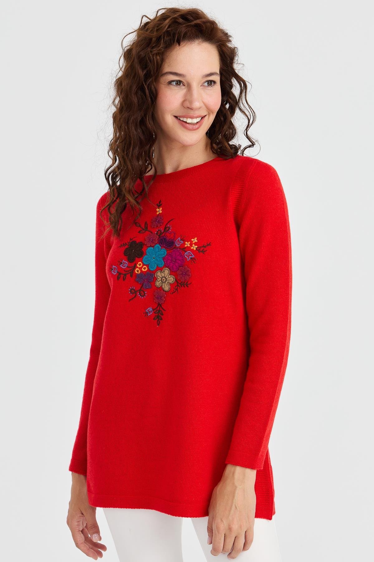 23156Kadın Sıfır Yaka Önü İşlemeli Uzun Yün Kazak Mercan