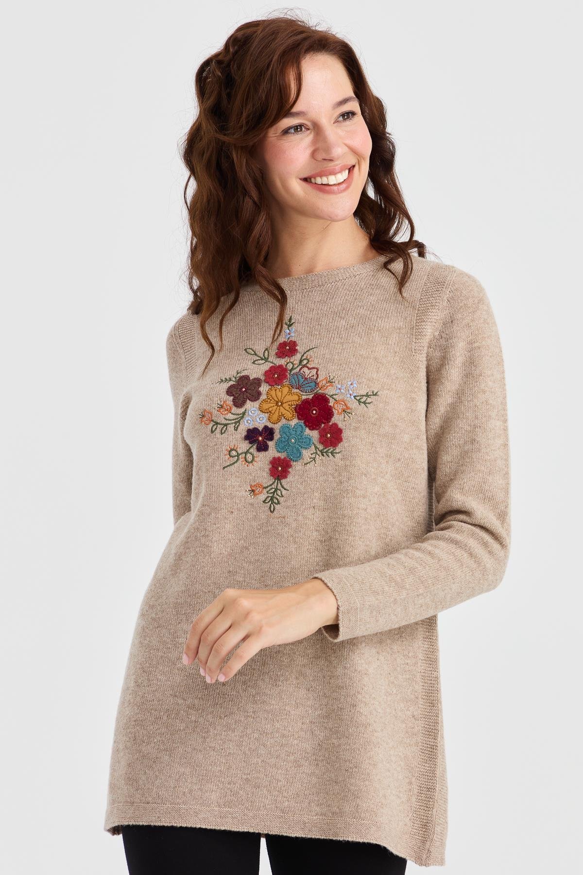 23156Kadın Sıfır Yaka Önü İşlemeli Uzun Yün Kazak K.Bej