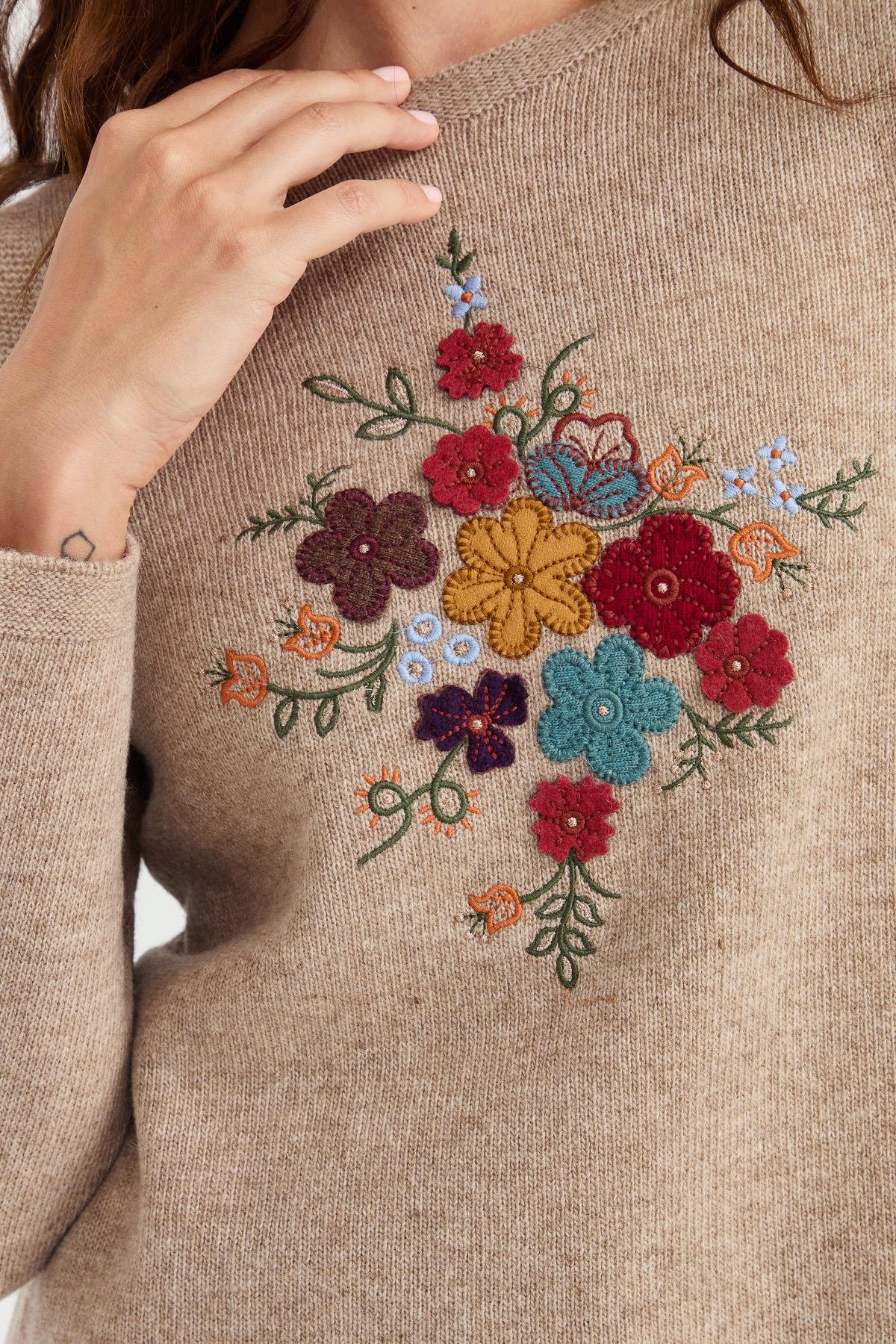 23156Kadın Sıfır Yaka Önü İşlemeli Uzun Yün Kazak K.Bej