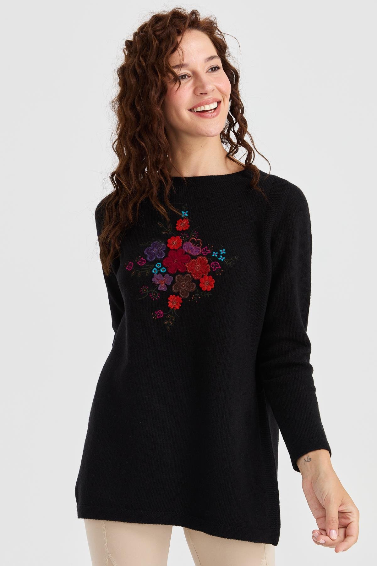 23156Kadın Sıfır Yaka Önü İşlemeli Uzun Yün Kazak Siyah