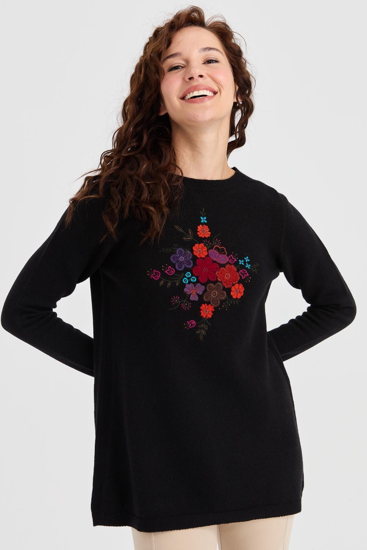 23156Kadın Sıfır Yaka Önü İşlemeli Uzun Yün Kazak Siyah