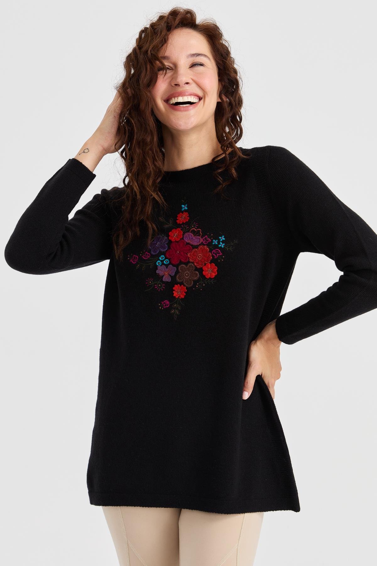 23156Kadın Sıfır Yaka Önü İşlemeli Uzun Yün Kazak Siyah