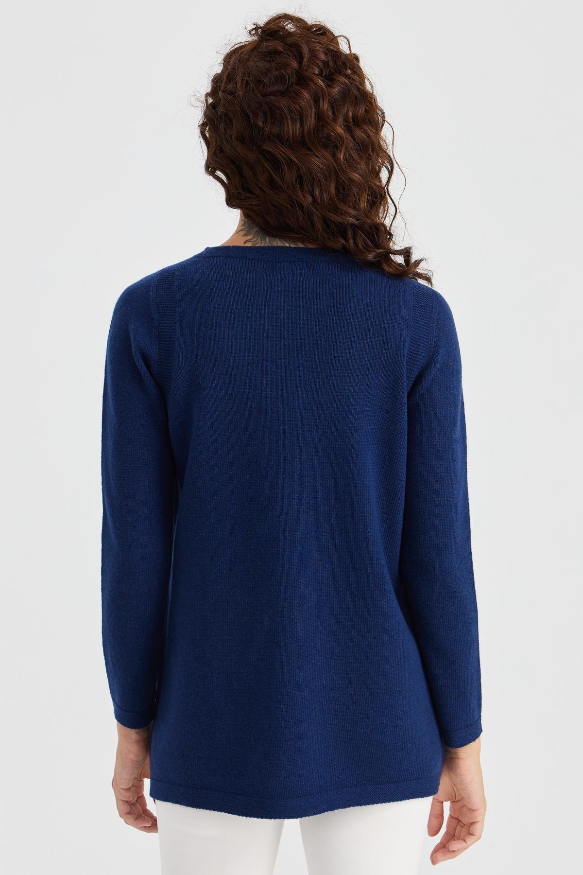 23156Kadın Sıfır Yaka Önü İşlemeli Uzun Yün Kazak İndigo