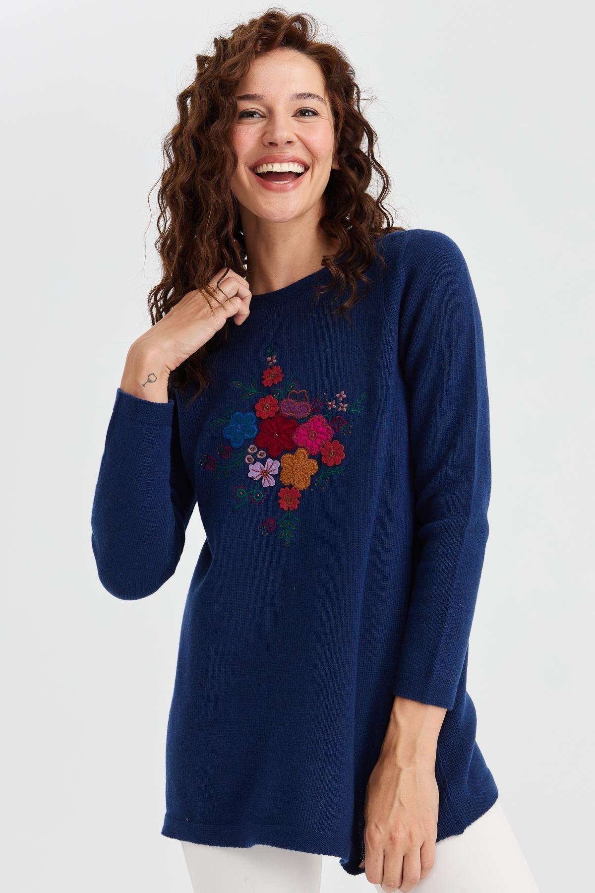 23156Kadın Sıfır Yaka Önü İşlemeli Uzun Yün Kazak İndigo