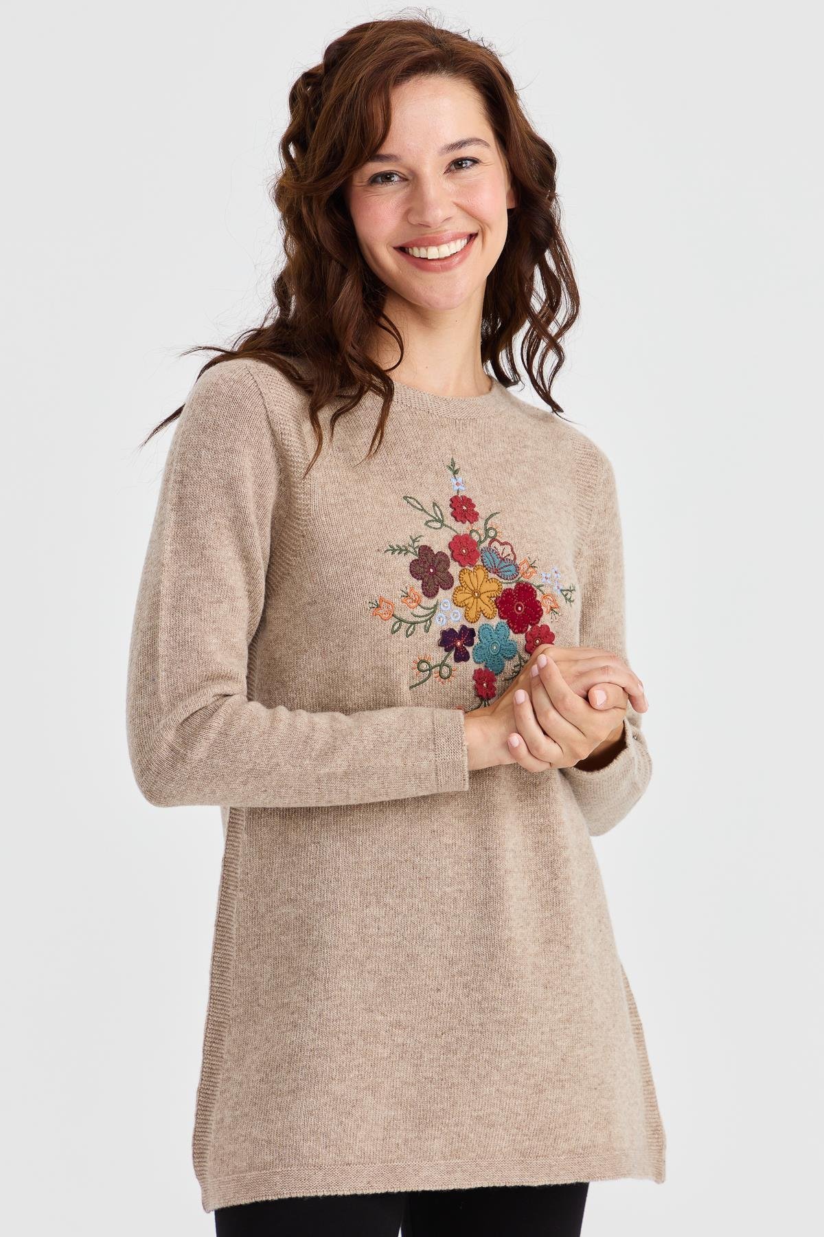 23156Kadın Sıfır Yaka Önü İşlemeli Uzun Yün Kazak K.Bej