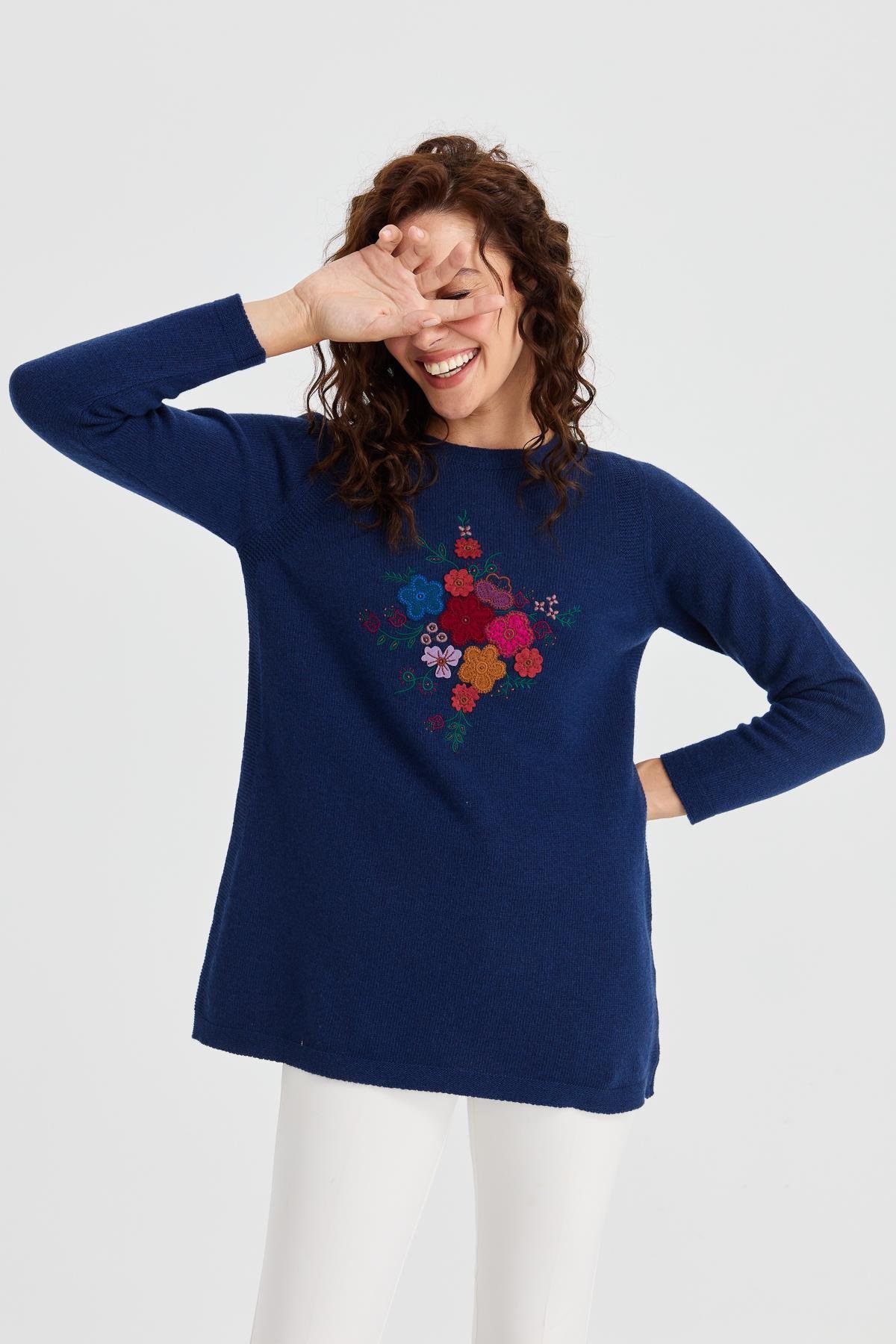 23156Kadın Sıfır Yaka Önü İşlemeli Uzun Yün Kazak İndigo