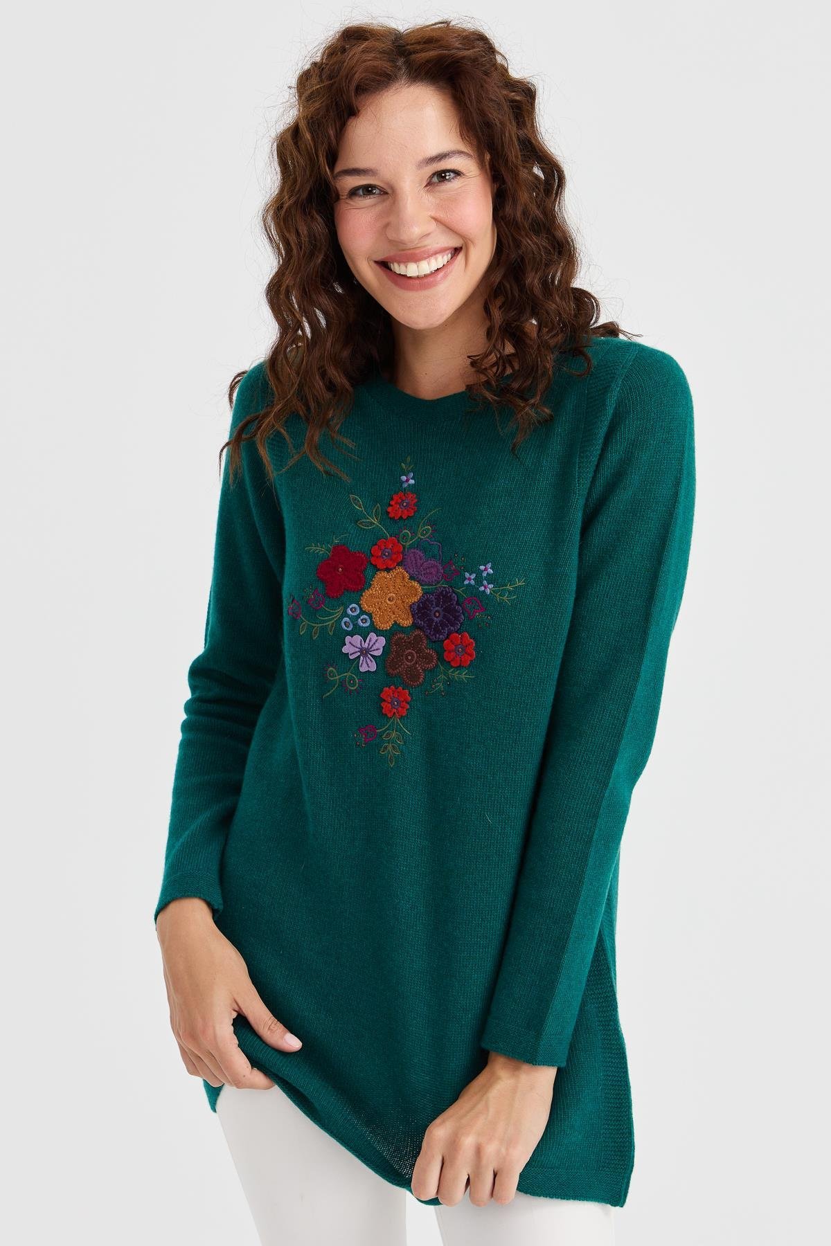 23156Kadın Sıfır Yaka Önü İşlemeli Uzun Yün Kazak K.Ö.başı