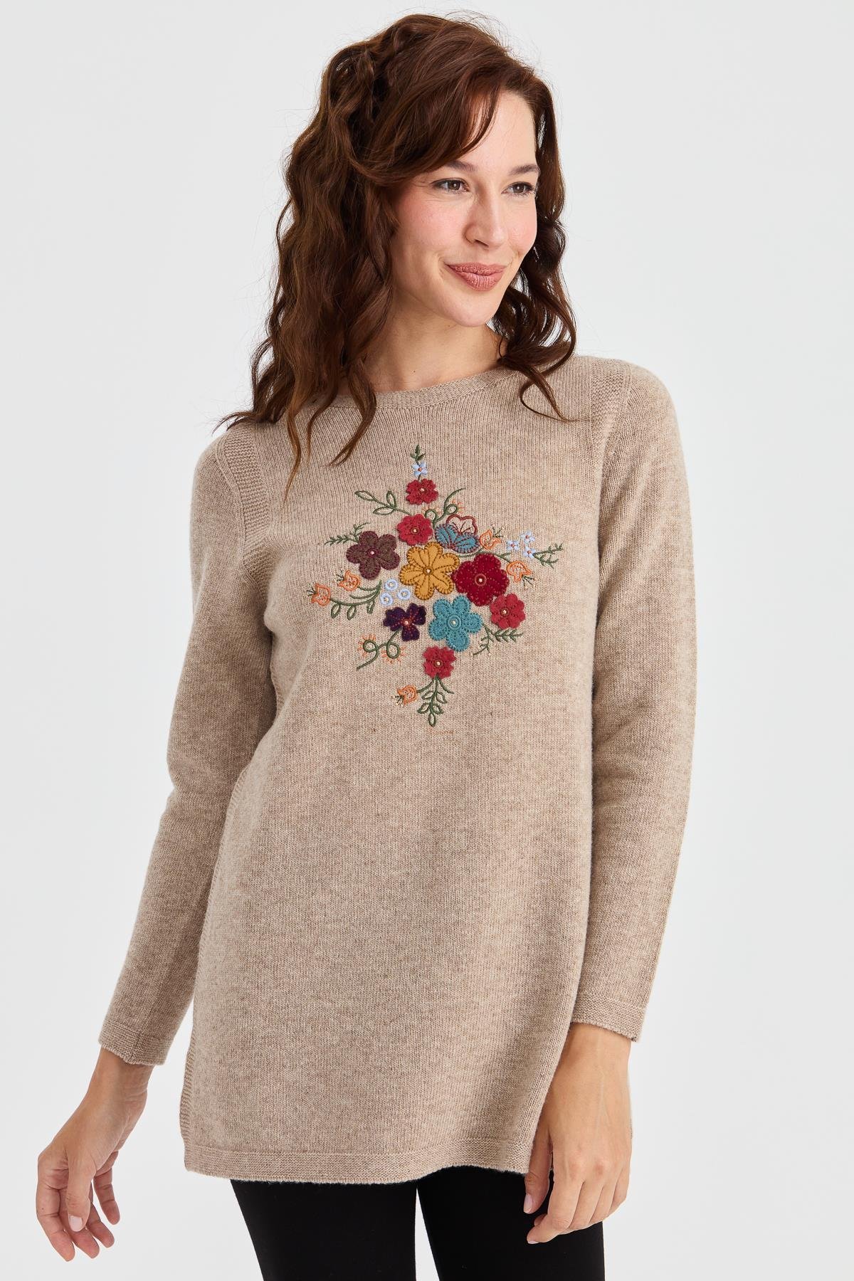 23156Kadın Sıfır Yaka Önü İşlemeli Uzun Yün Kazak K.Bej