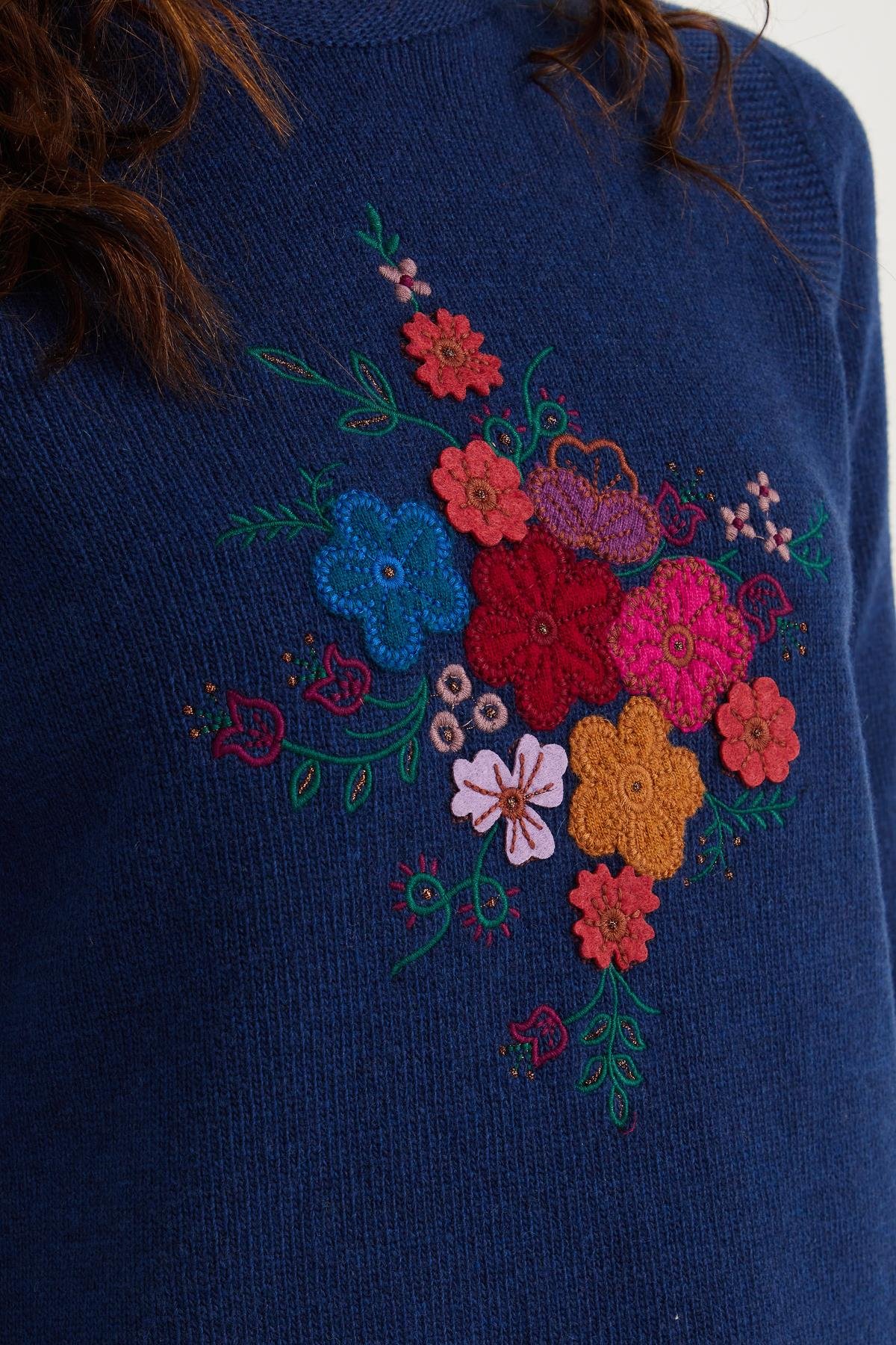 23156Kadın Sıfır Yaka Önü İşlemeli Uzun Yün Kazak İndigo