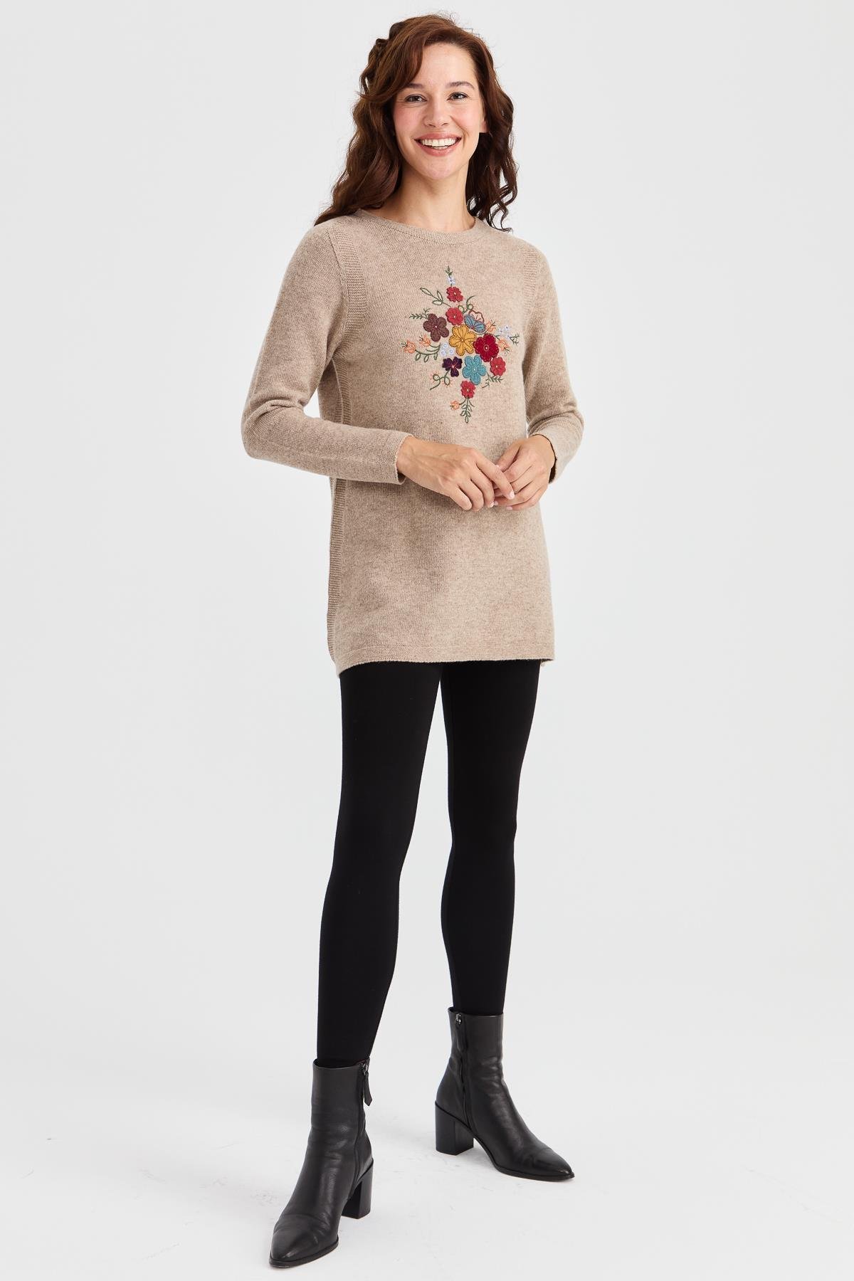 23156Kadın Sıfır Yaka Önü İşlemeli Uzun Yün Kazak K.Bej