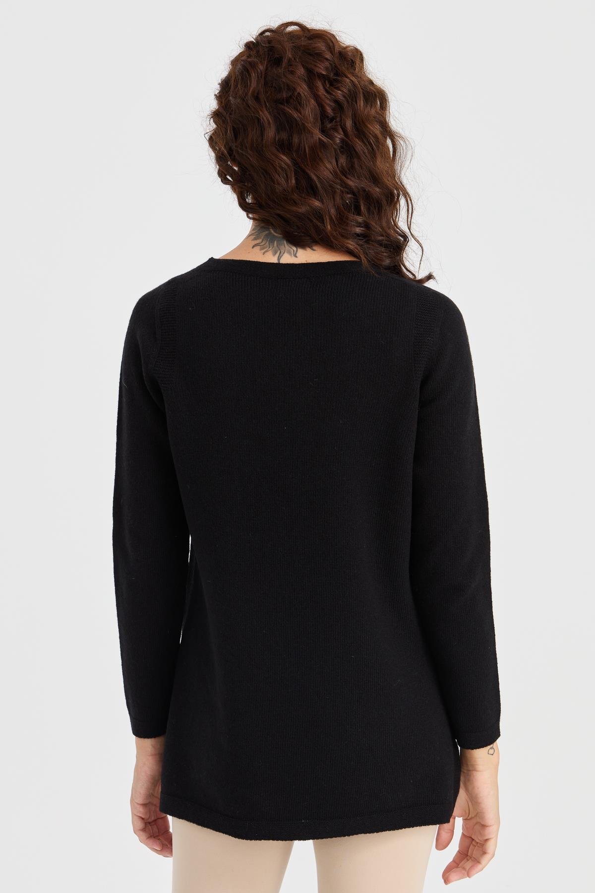 23156Kadın Sıfır Yaka Önü İşlemeli Uzun Yün Kazak Siyah