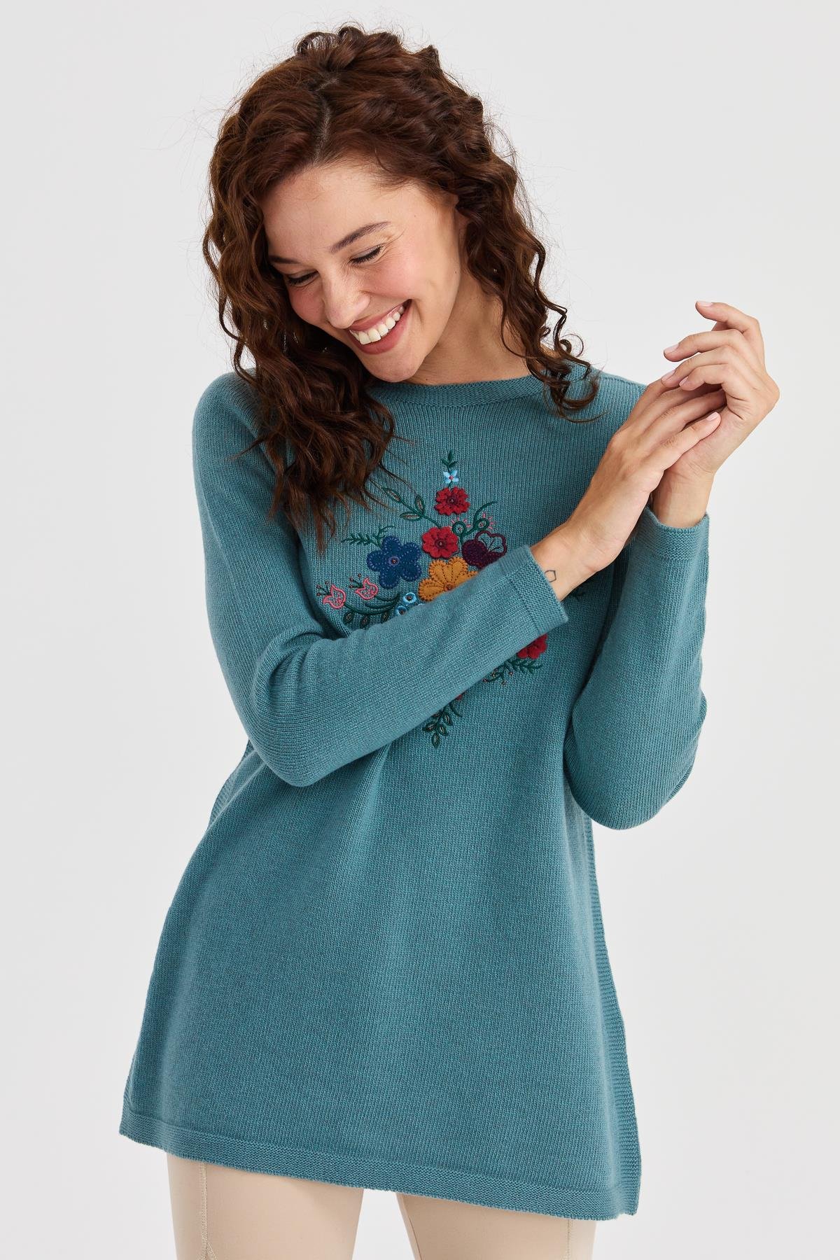 23156Kadın Sıfır Yaka Önü İşlemeli Uzun Yün Kazak M.Yeşili