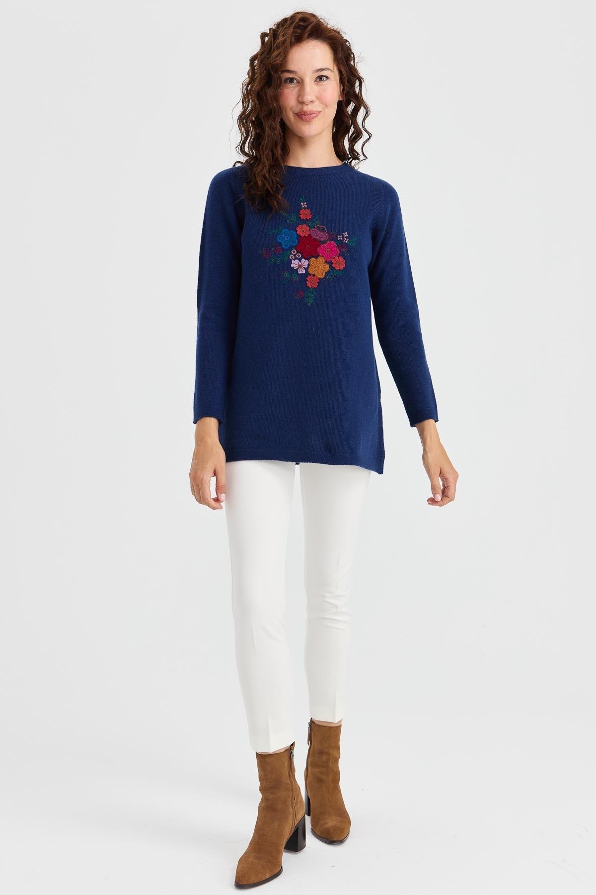 23156Kadın Sıfır Yaka Önü İşlemeli Uzun Yün Kazak İndigo