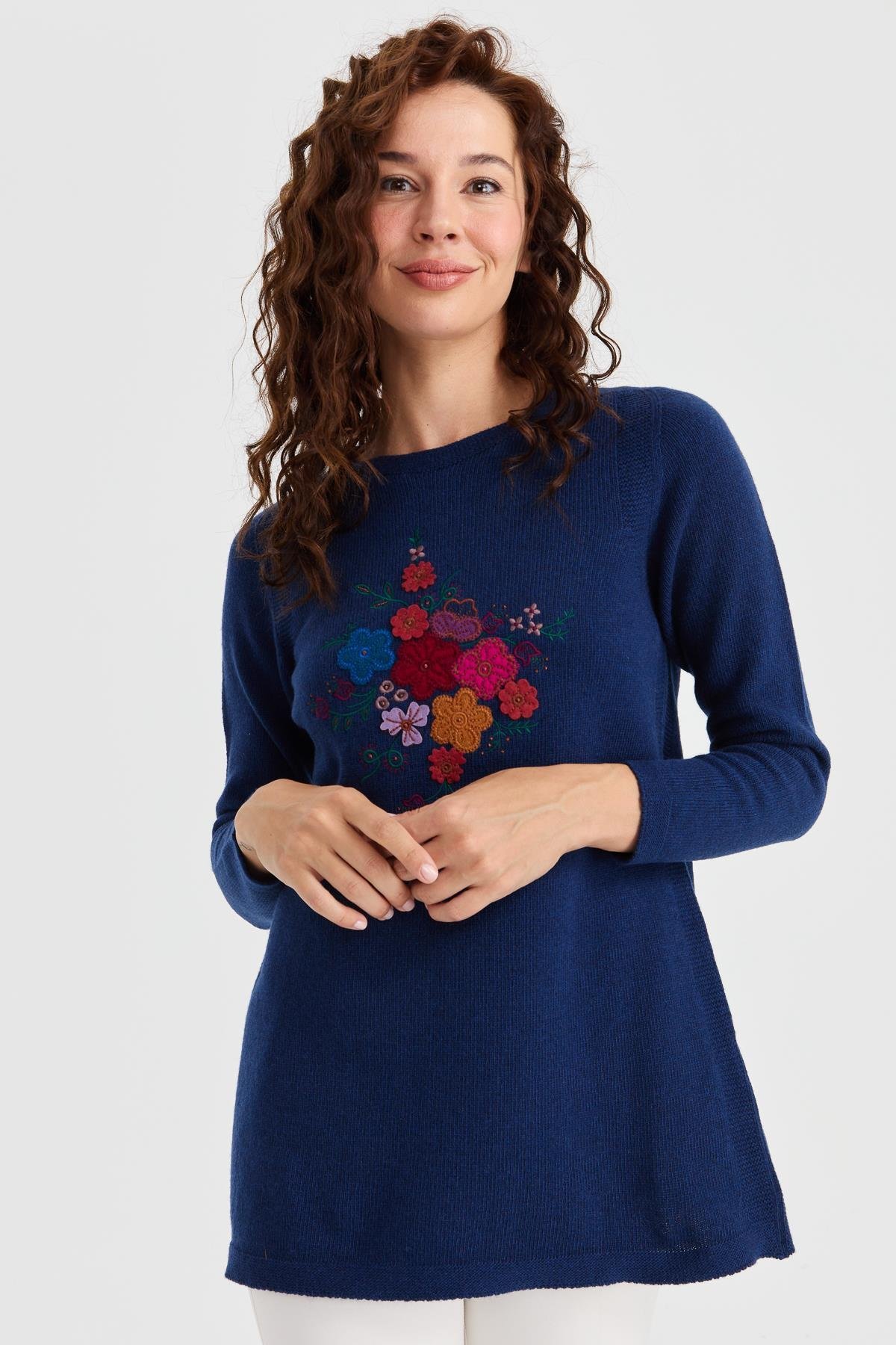 23156Kadın Sıfır Yaka Önü İşlemeli Uzun Yün Kazak İndigo