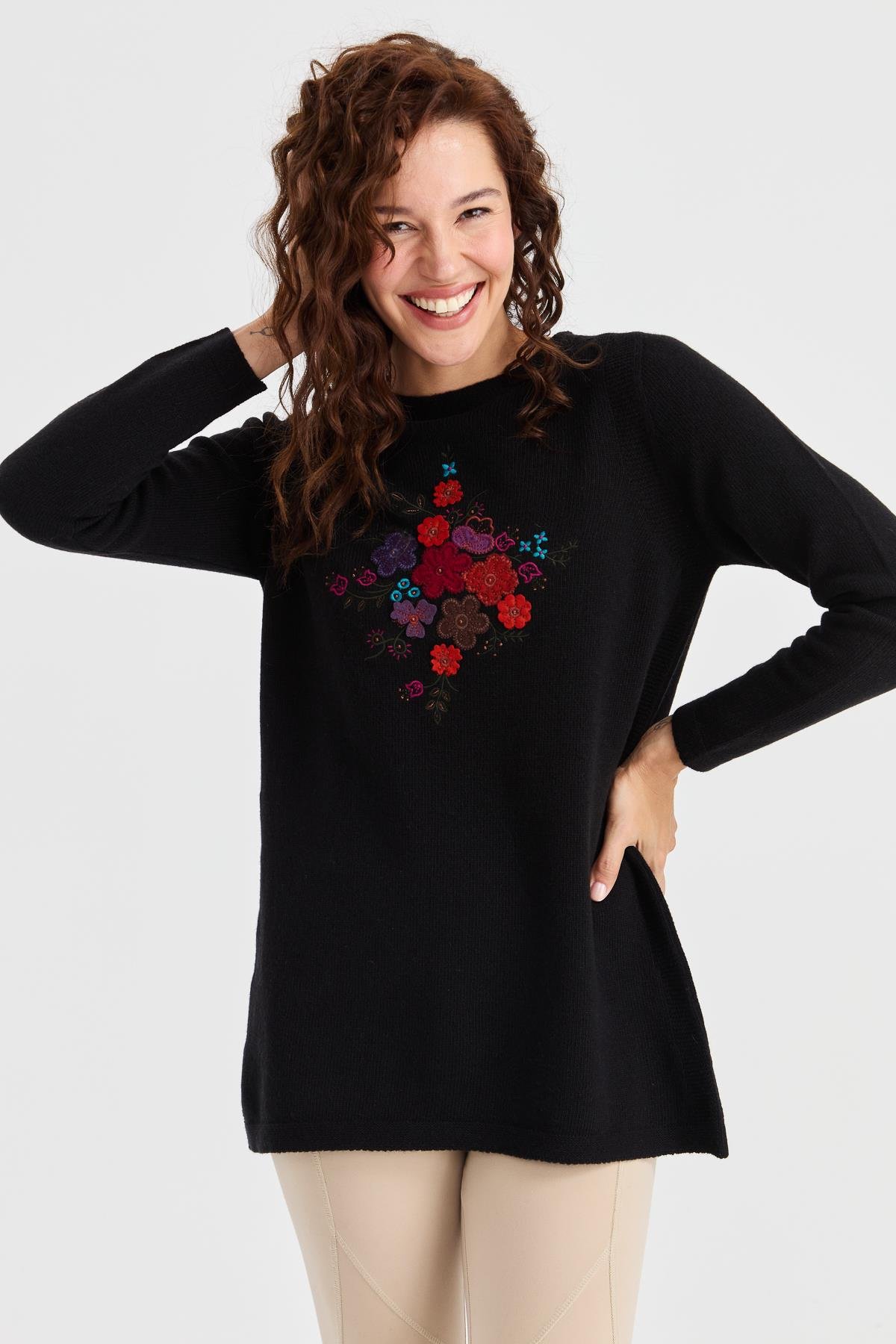 23156Kadın Sıfır Yaka Önü İşlemeli Uzun Yün Kazak Siyah