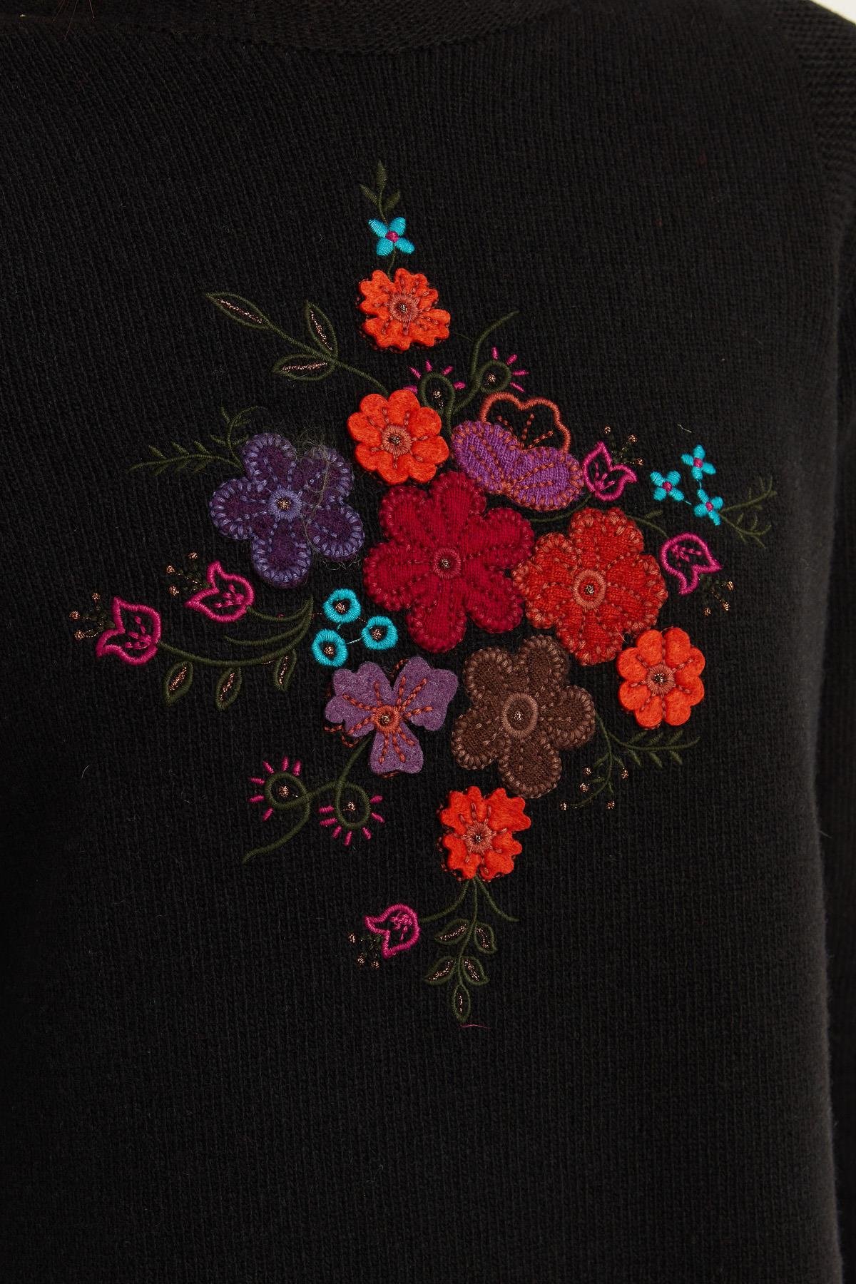 23156Kadın Sıfır Yaka Önü İşlemeli Uzun Yün Kazak Siyah