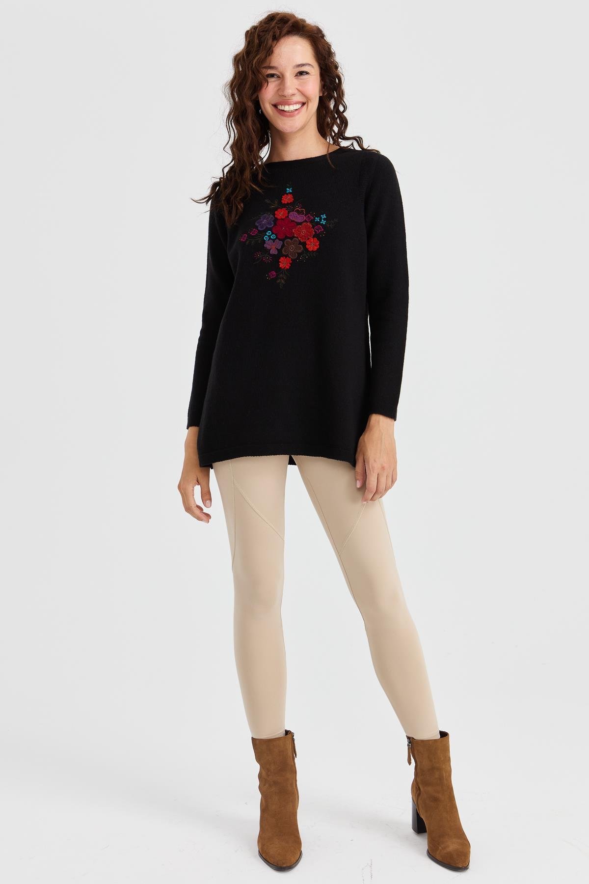 23156Kadın Sıfır Yaka Önü İşlemeli Uzun Yün Kazak Siyah