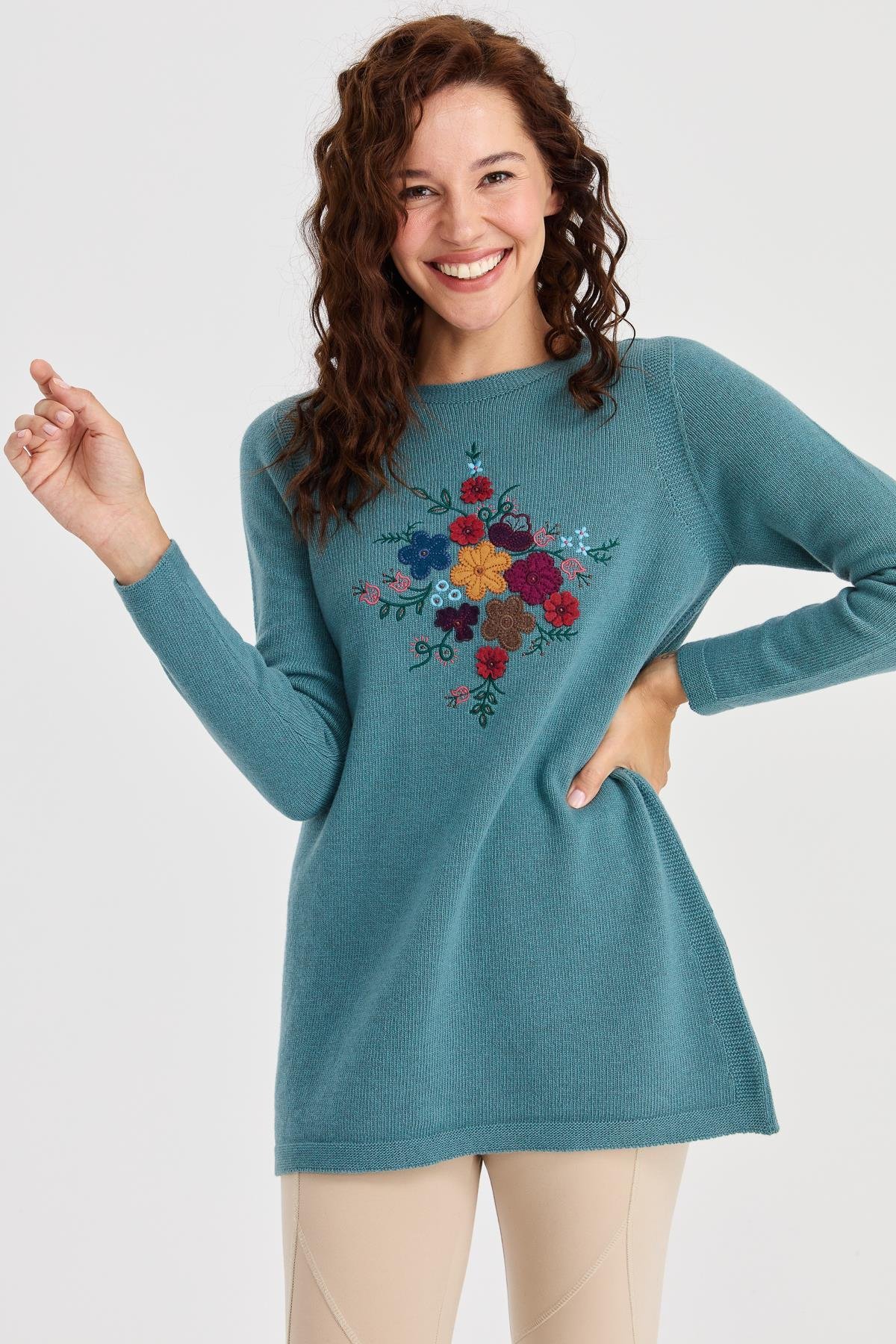 23156Kadın Sıfır Yaka Önü İşlemeli Uzun Yün Kazak M.Yeşili