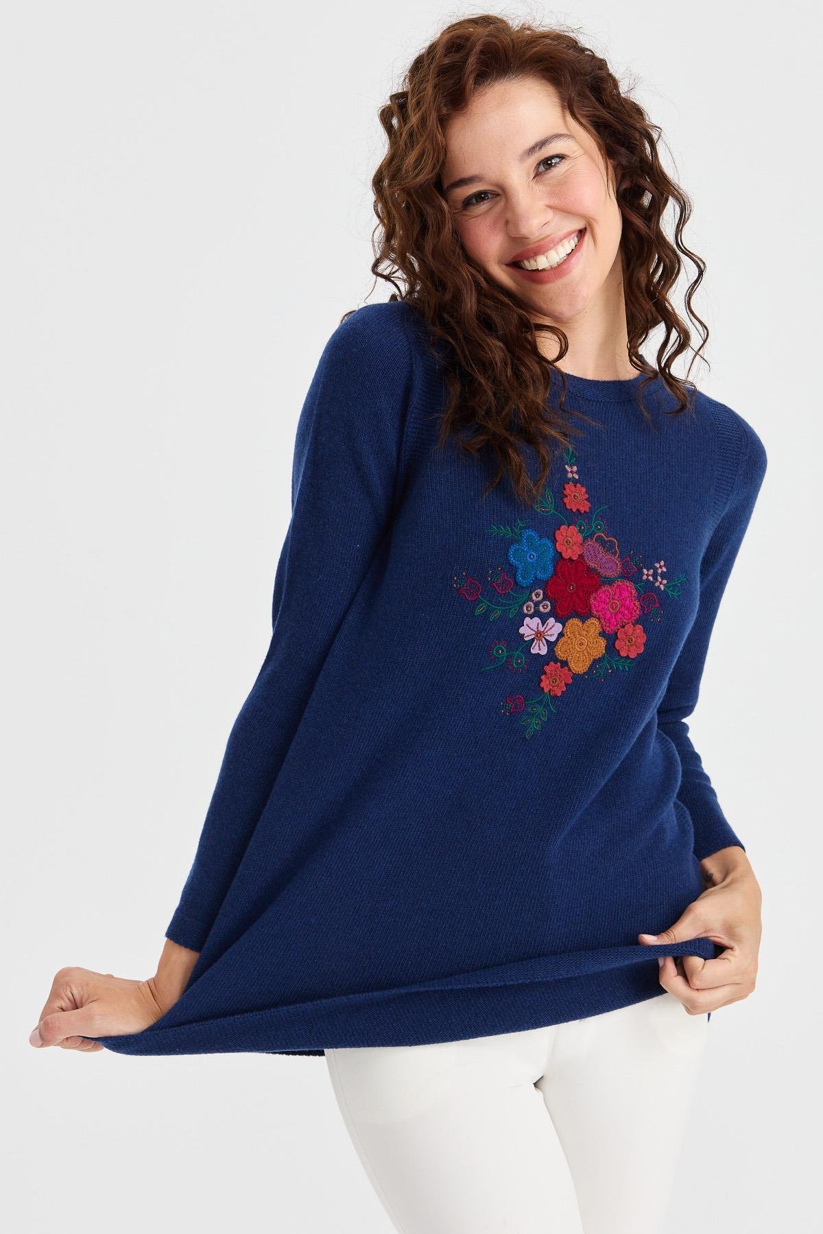 23156Kadın Sıfır Yaka Önü İşlemeli Uzun Yün Kazak İndigo