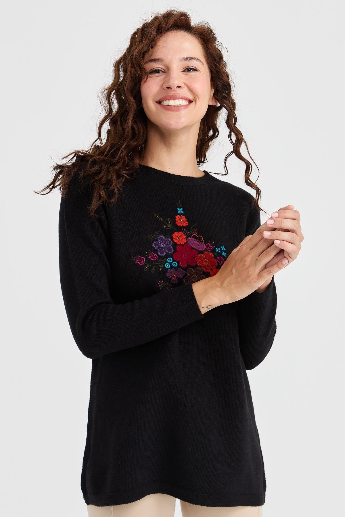 23156Kadın Sıfır Yaka Önü İşlemeli Uzun Yün Kazak Siyah