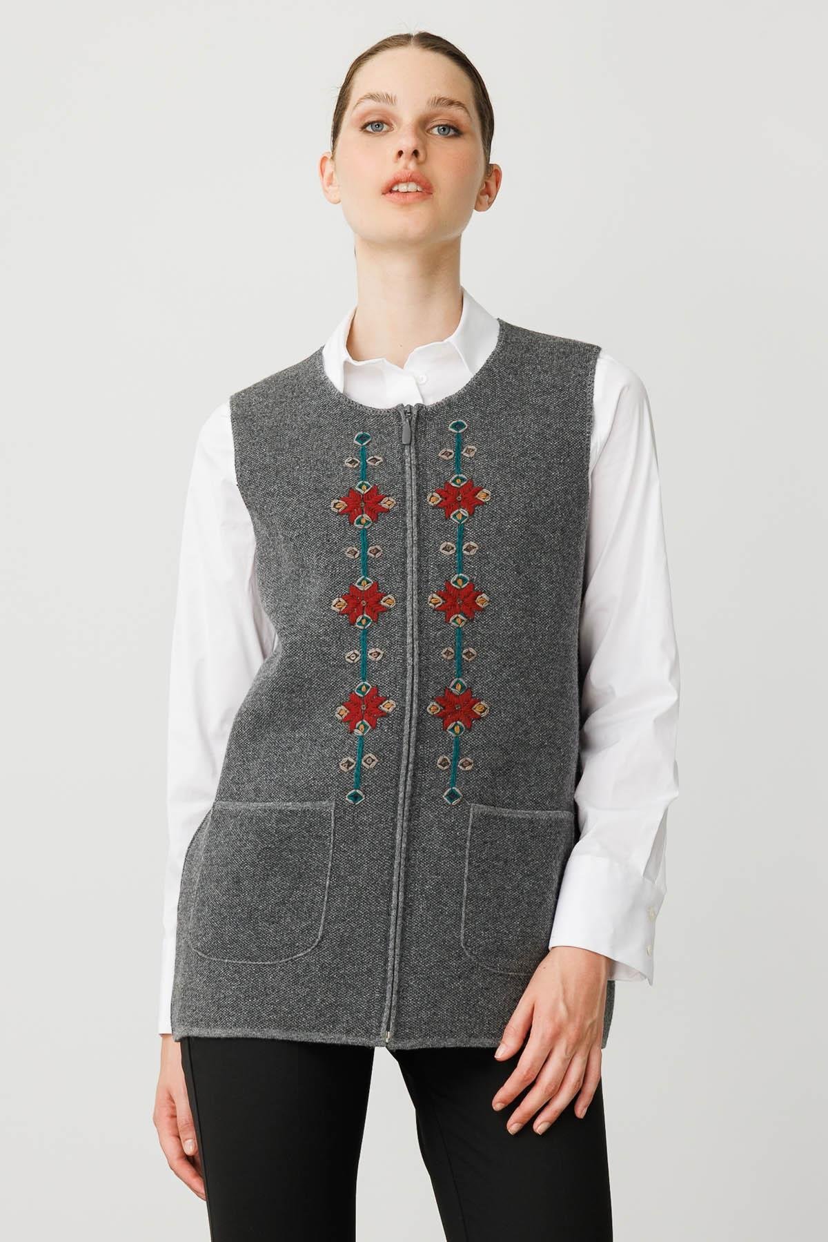 25001Kadın Sıfır Yaka Önü Nakış İşlemeli Yün Yelek Füme