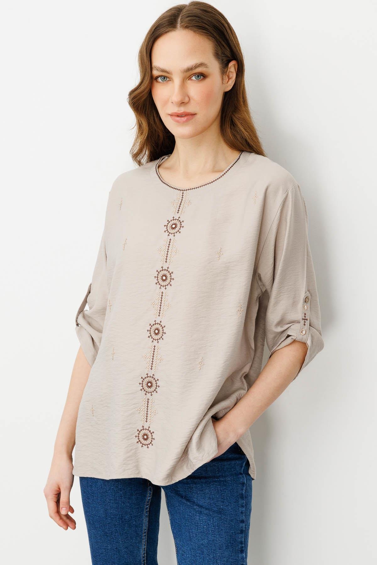 25773Kadın Sıfır Yaka Önü Nakışlı Bluz Bej