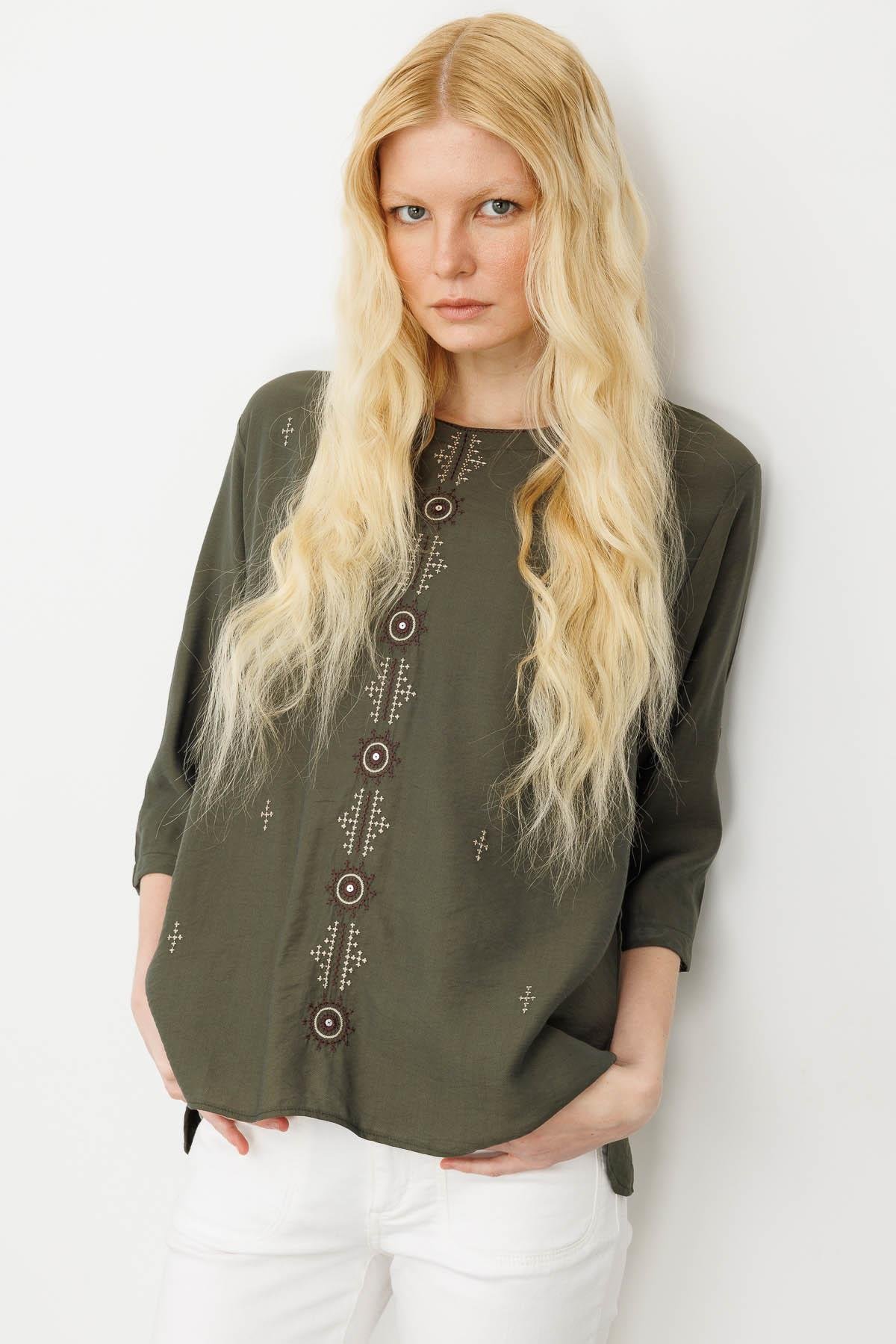 25773Kadın Sıfır Yaka Önü Nakışlı Bluz Haki